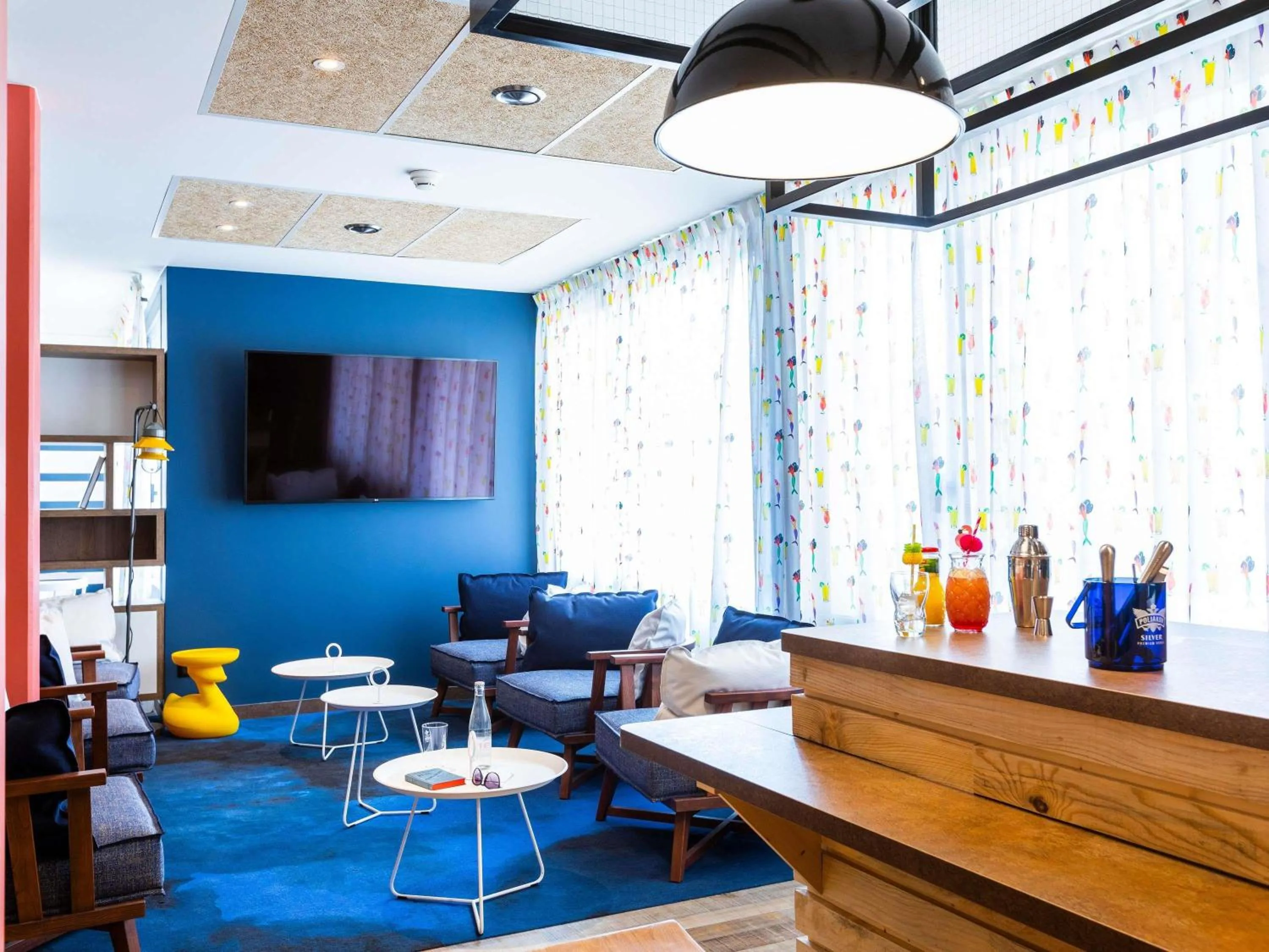 Lounge or bar in ibis Styles Thonon-les-Bains