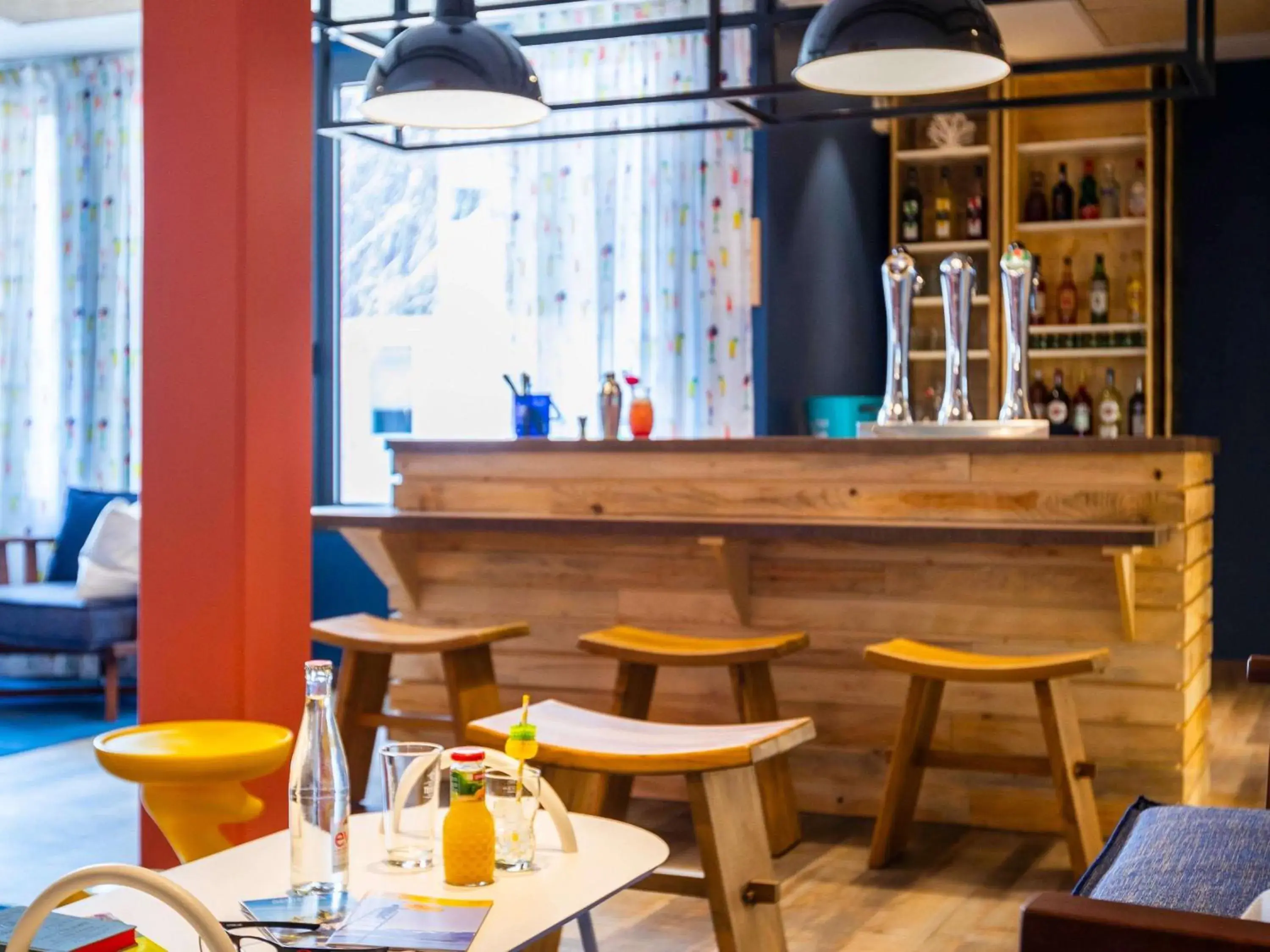 Lounge or bar in ibis Styles Thonon-les-Bains Lounge or bar in ibis Styles Thonon-les-Bains