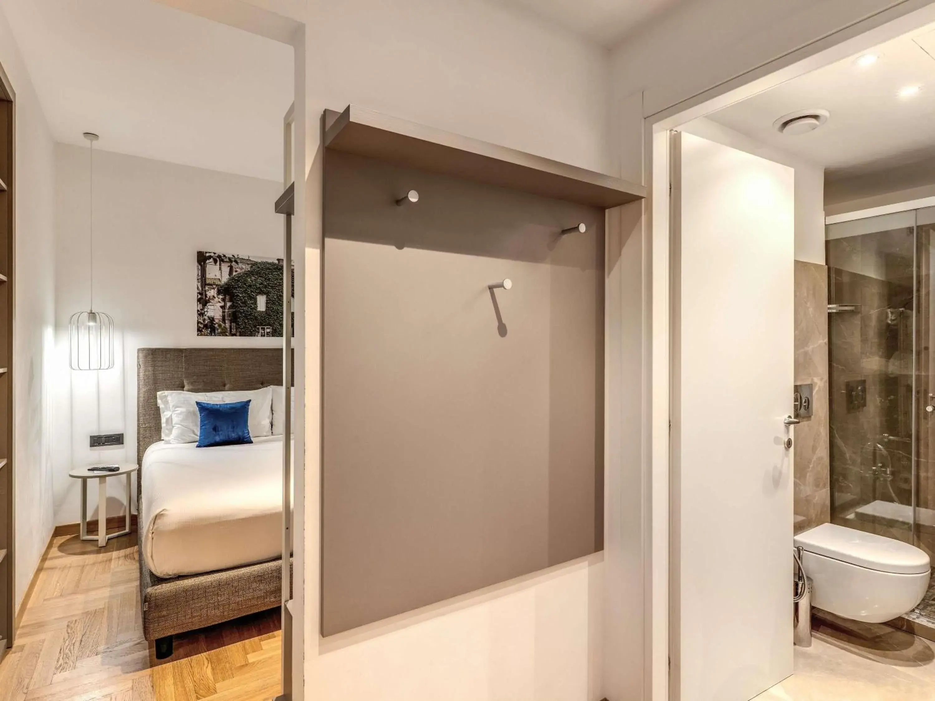 Standard Room with One Double Bed or Two Single Bed Internal view in Mercure Roma Centro Termini Standard Room with One Double Bed or Two Single Bed Internal view in Mercure Roma Centro Termini