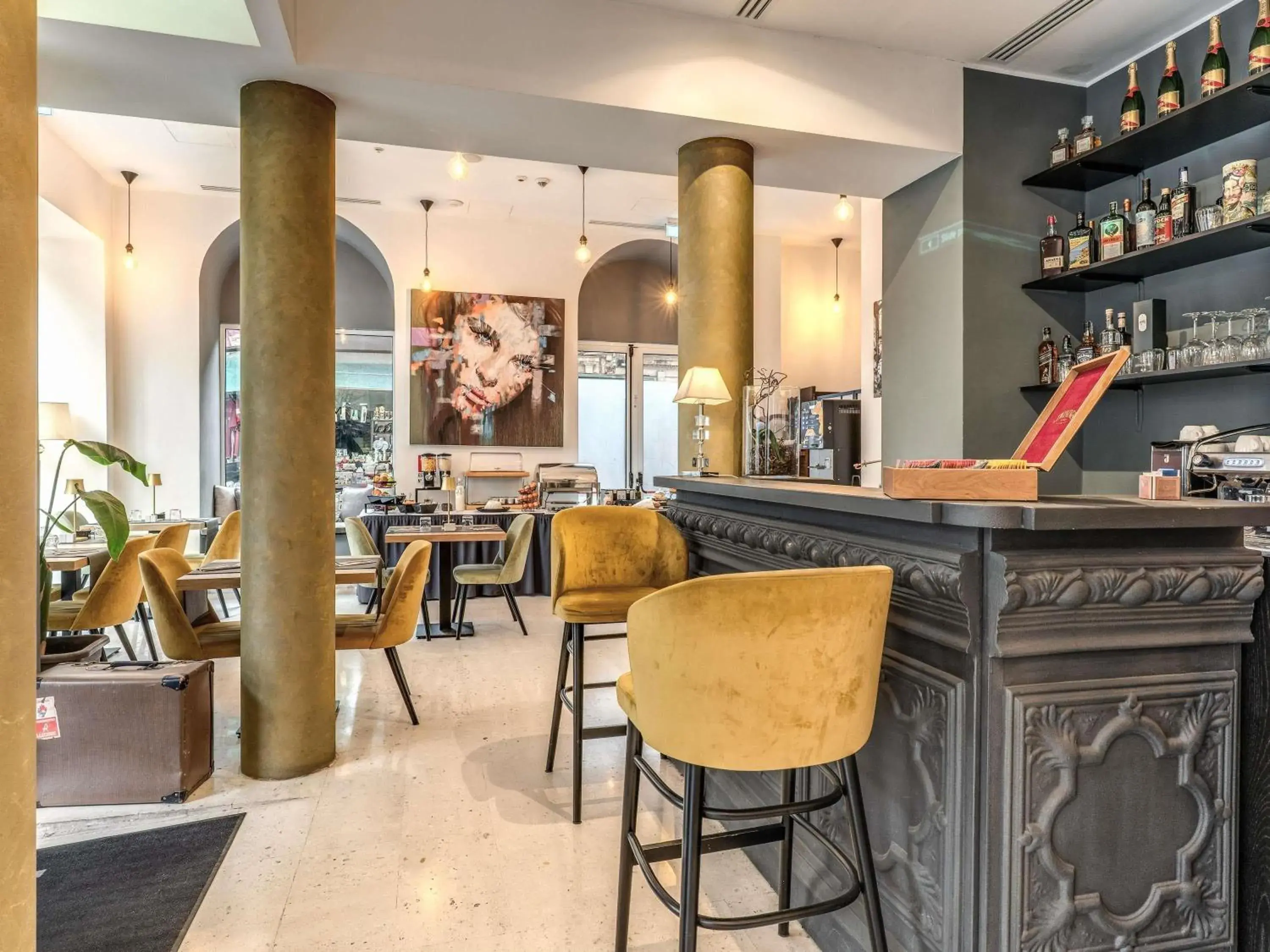 Property building in Mercure Roma Centro Termini Property building in Mercure Roma Centro Termini