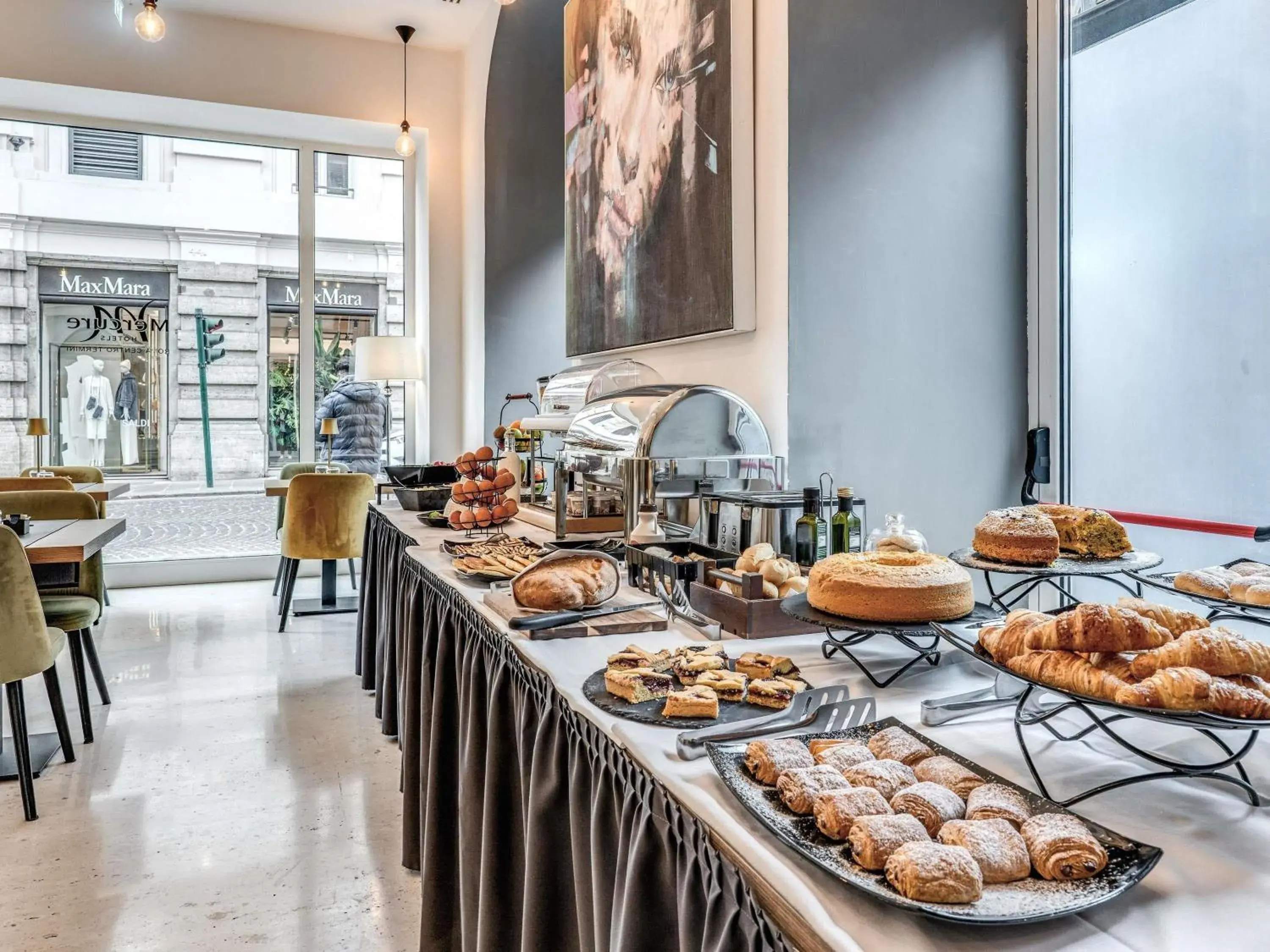 Property building in Mercure Roma Centro Termini Property building in Mercure Roma Centro Termini