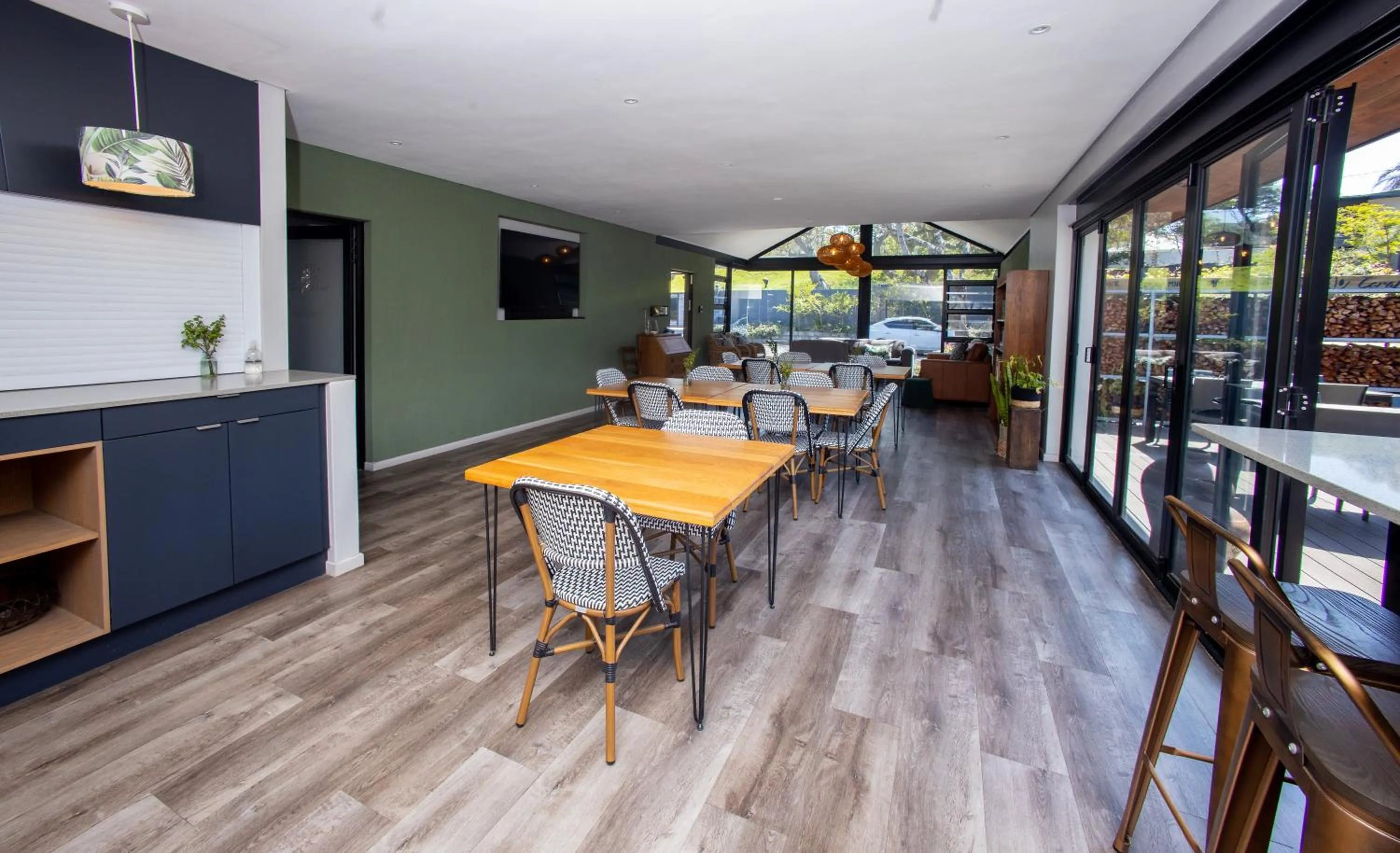 Communal lounge/ TV room in Coral Wood Self Catering Suites and B&B