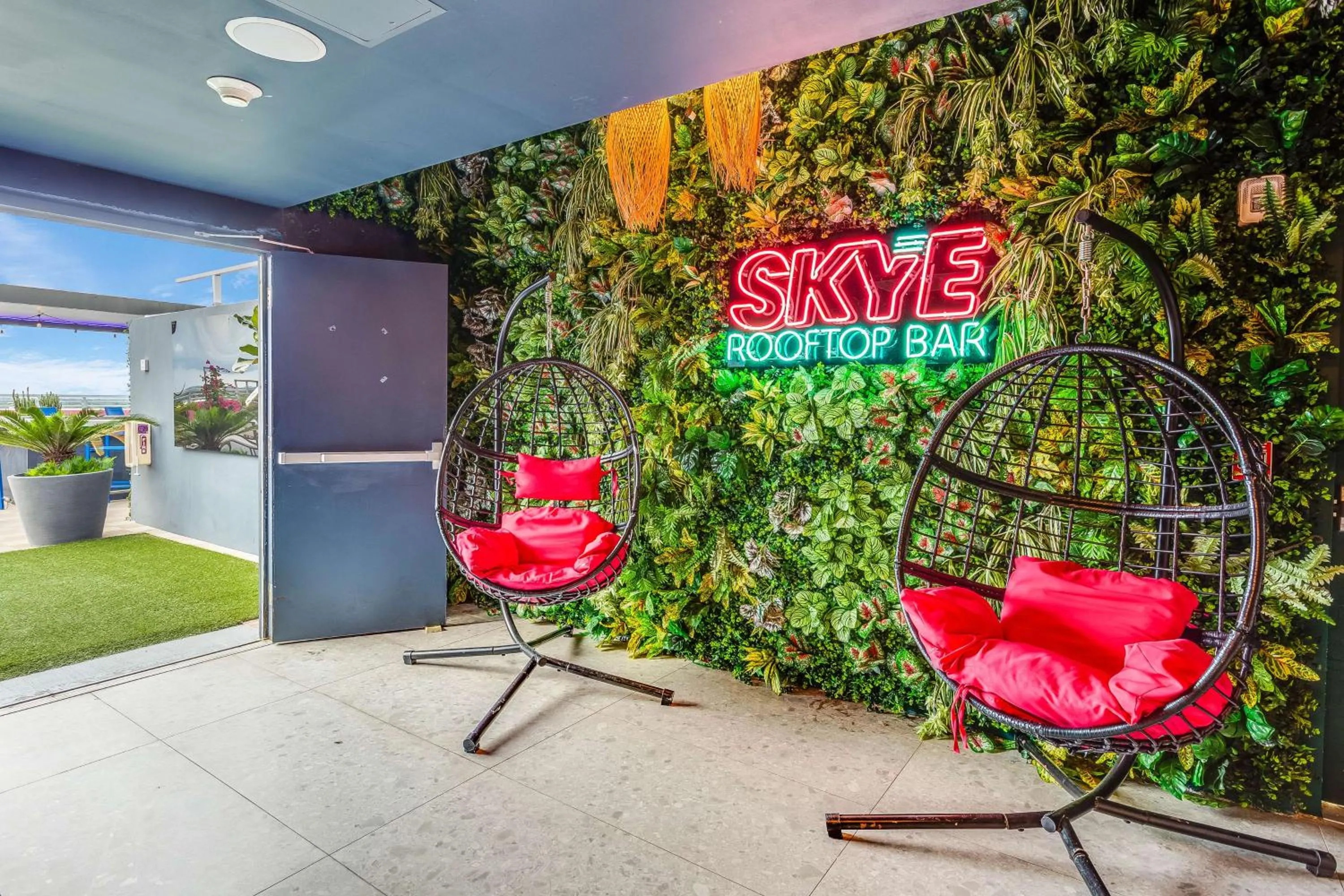 Lounge or bar in SERENA Hotel Aventura Miami, Tapestry Collection by Hilton