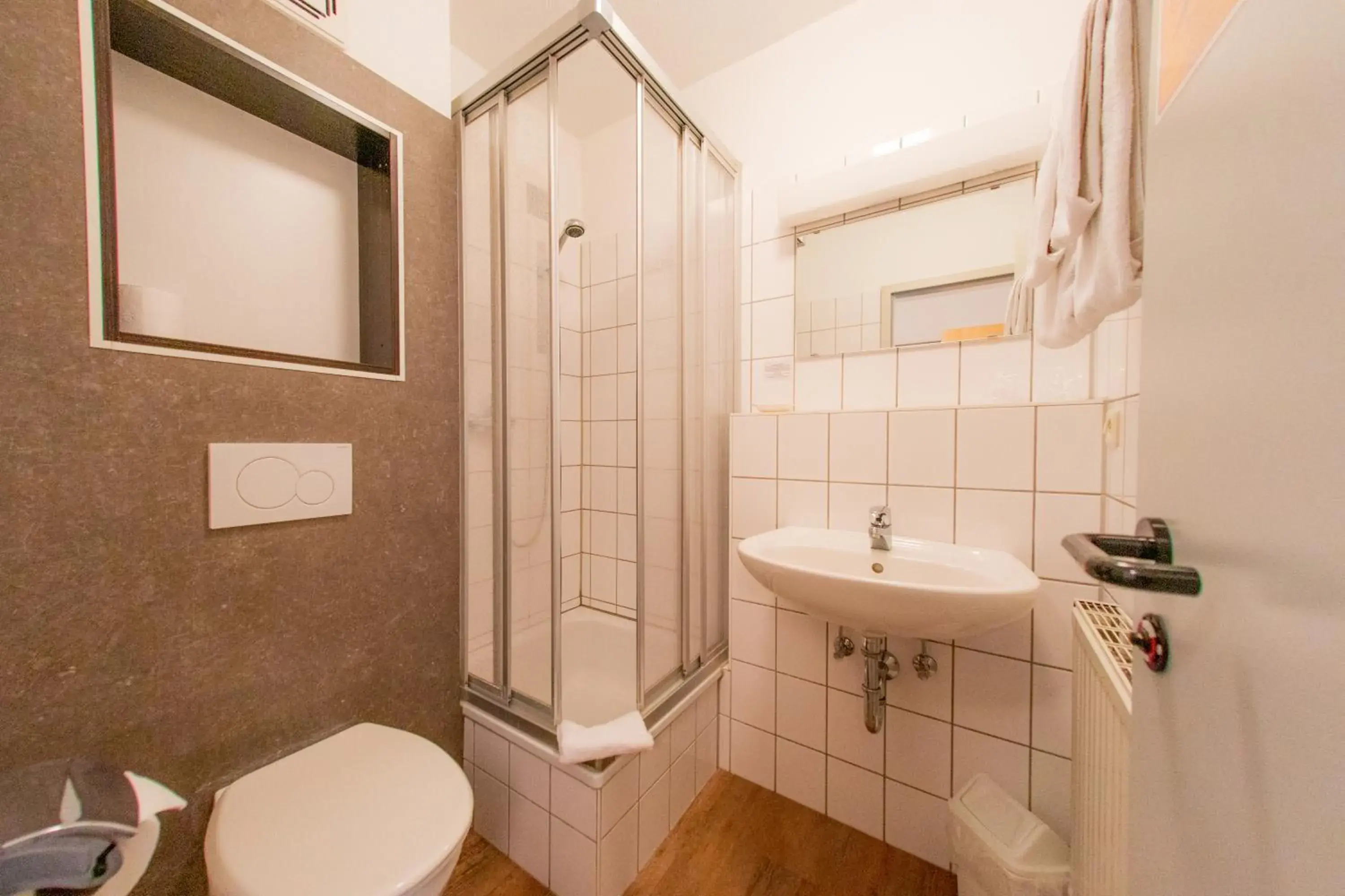 Single Room with Private Bathroom - single occupancy in Hotel Centro Fürth Nürnberg Single Room with Private Bathroom - single occupancy in Hotel Centro Fürth Nürnberg