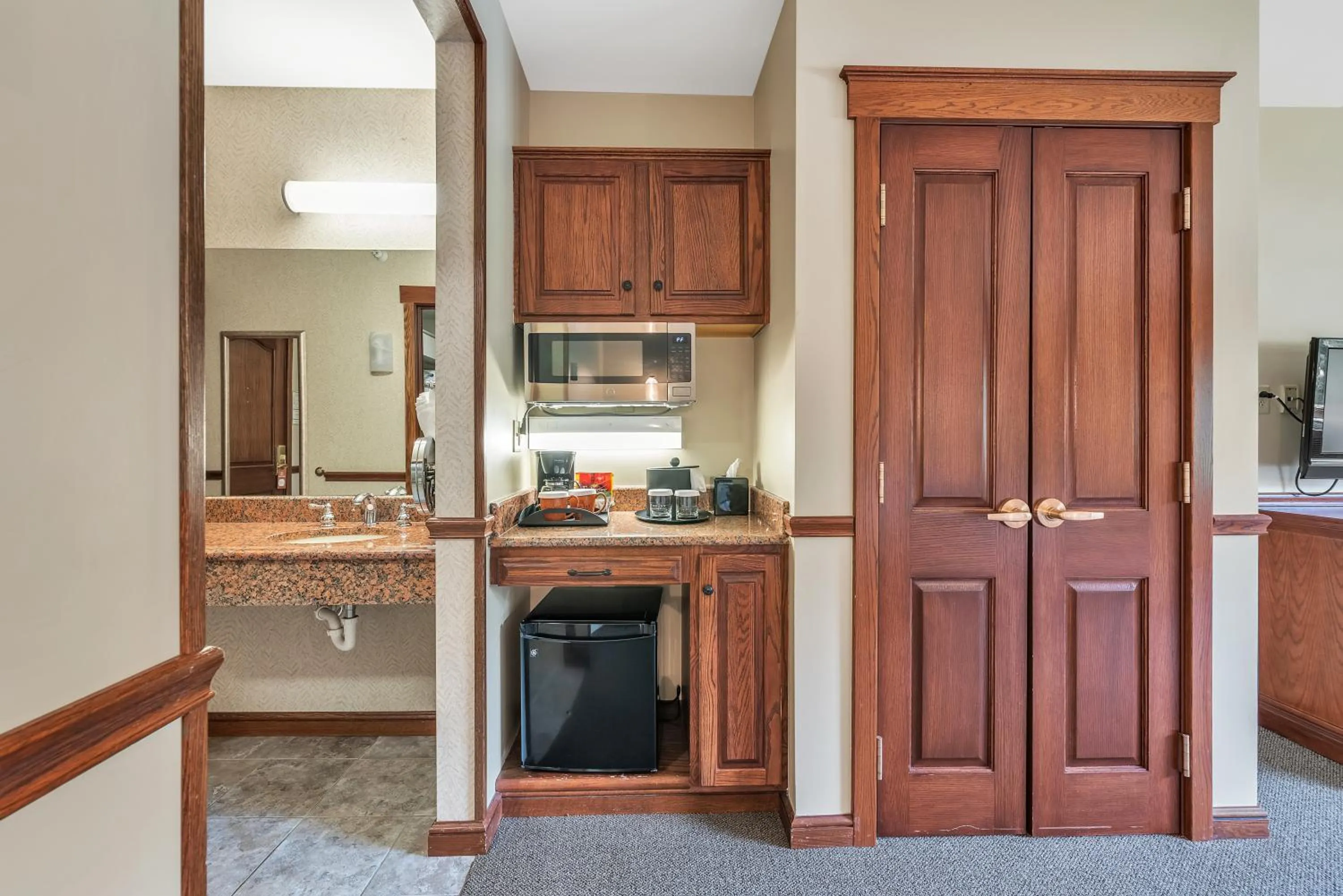 Kitchen or kitchenette in The Inn at Ohio Northern University