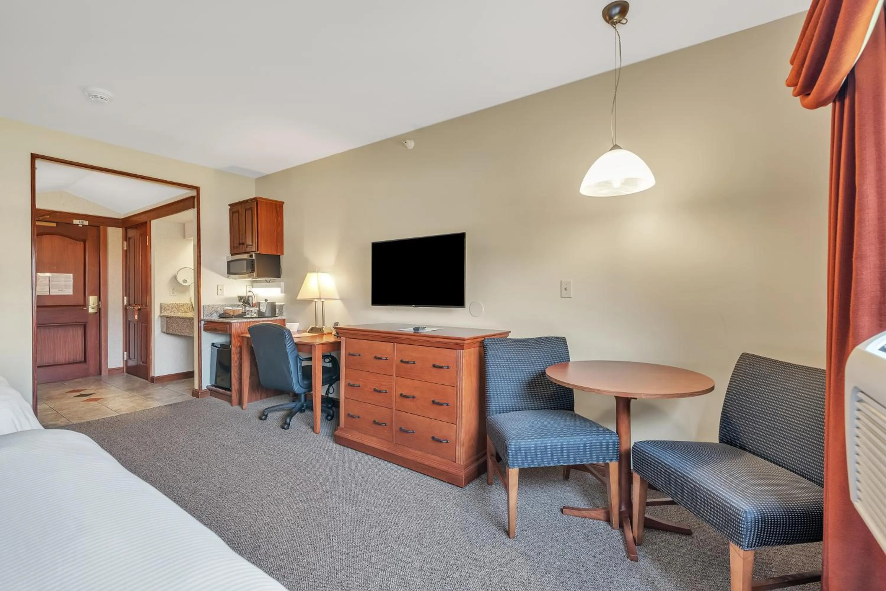 Bedroom, Bed in The Inn at Ohio Northern University