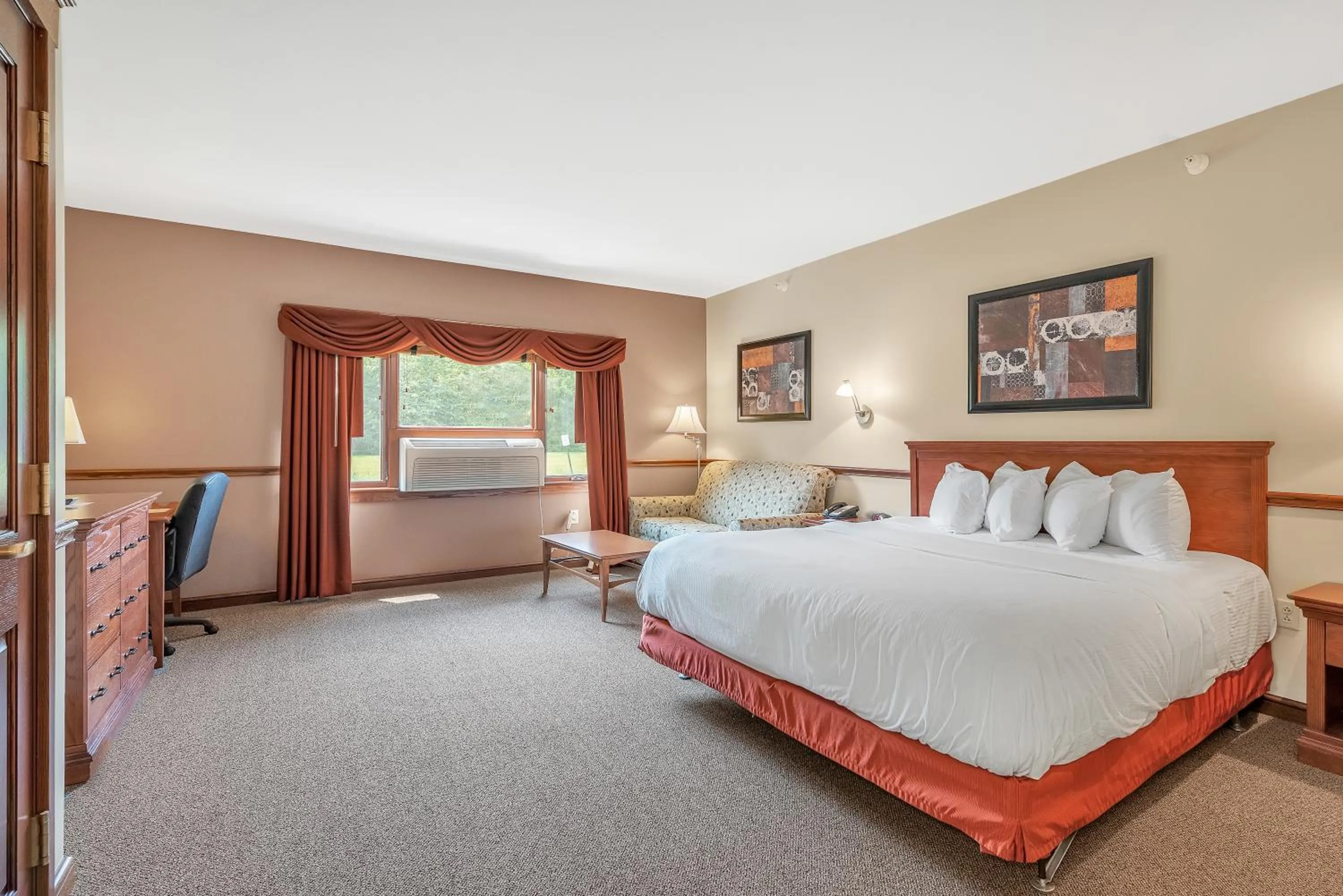 Bedroom, Bed in The Inn at Ohio Northern University