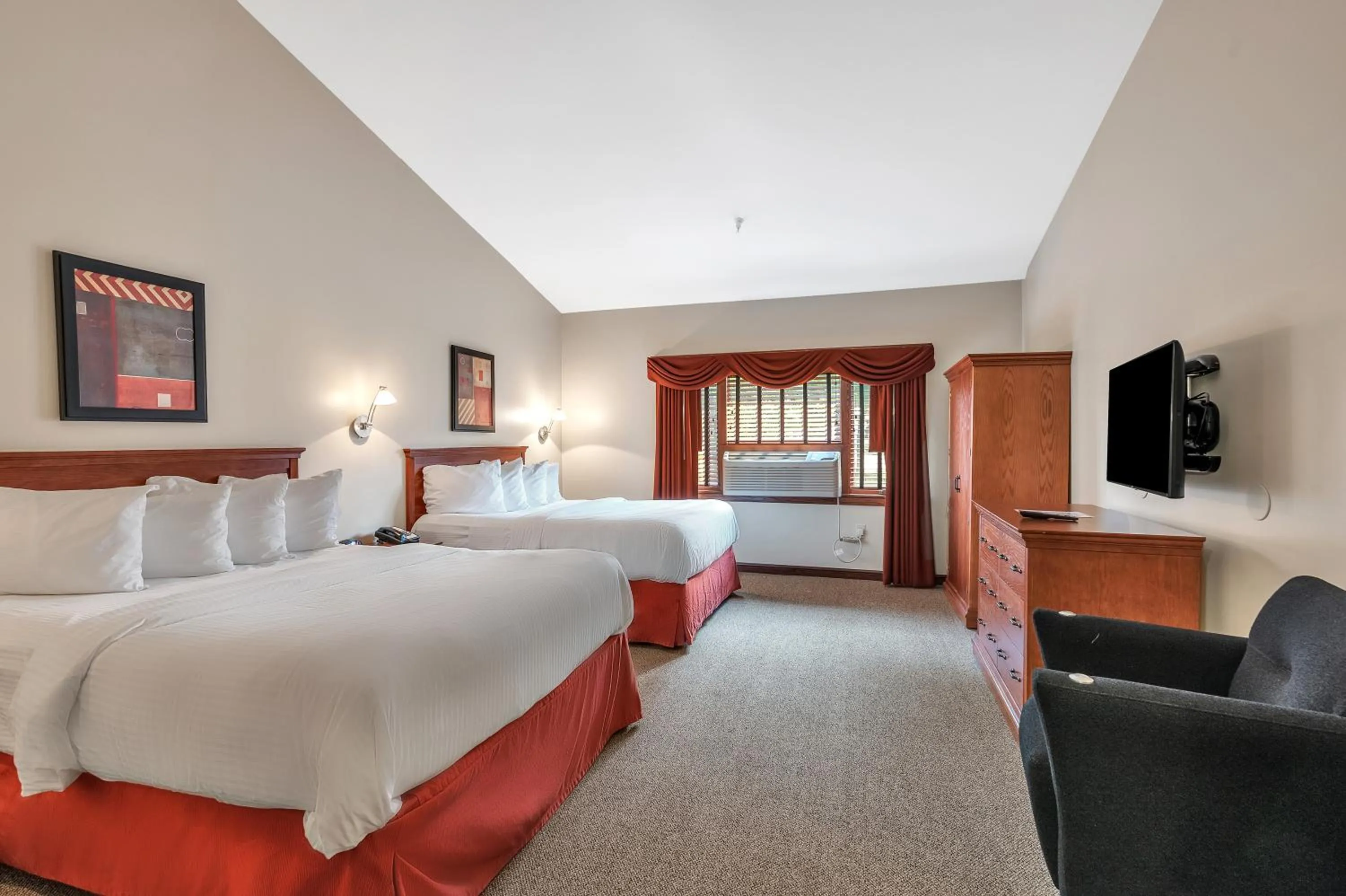 Bedroom, Bed in The Inn at Ohio Northern University