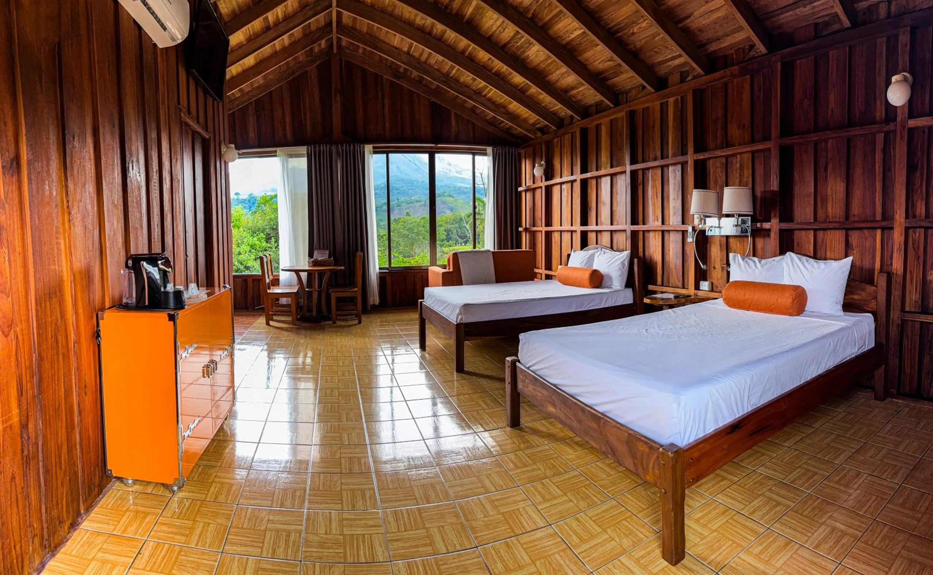Photo of the whole room, Bed in Arenal Roca Lodge & Bungalows