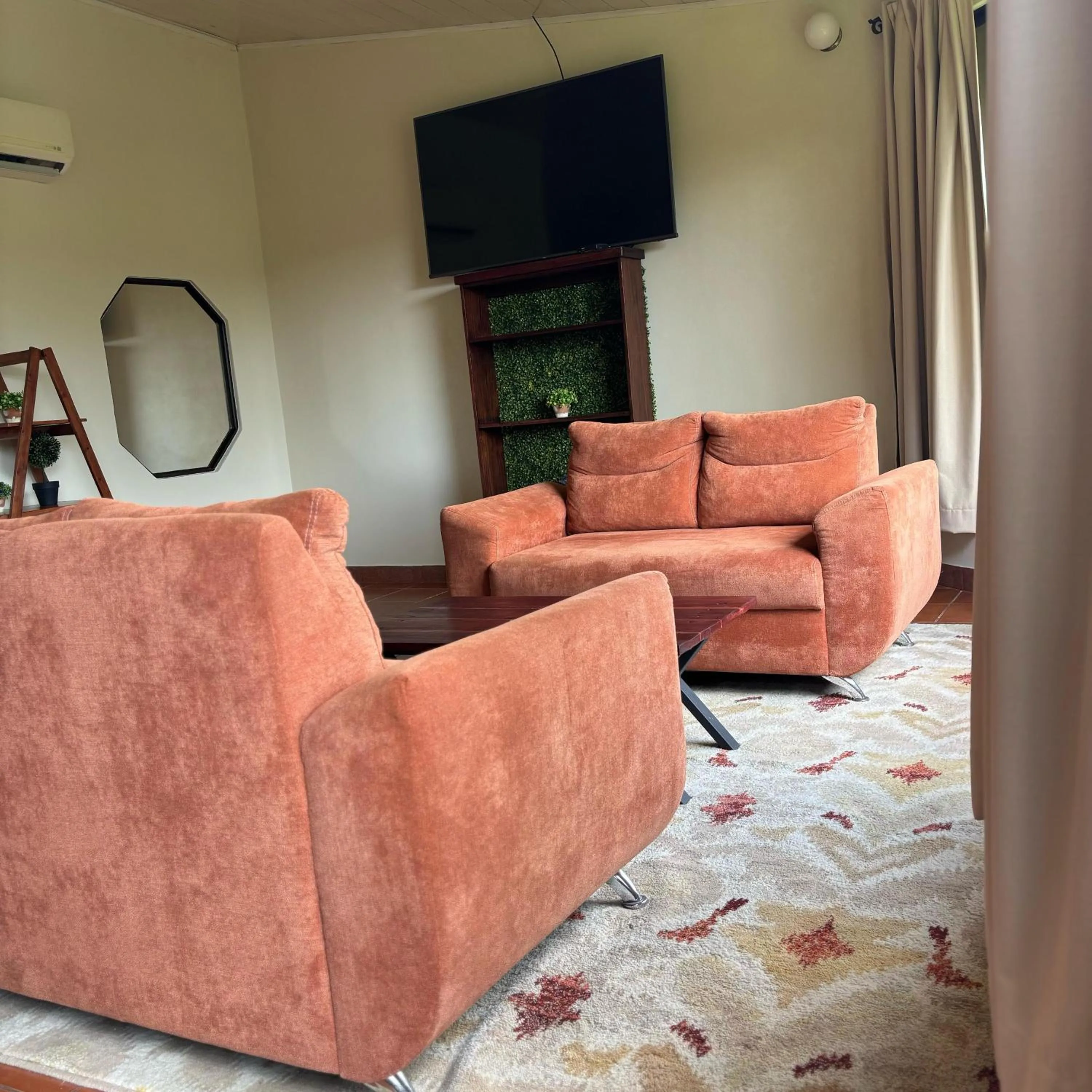 TV and multimedia in Arenal Roca Lodge & Bungalows