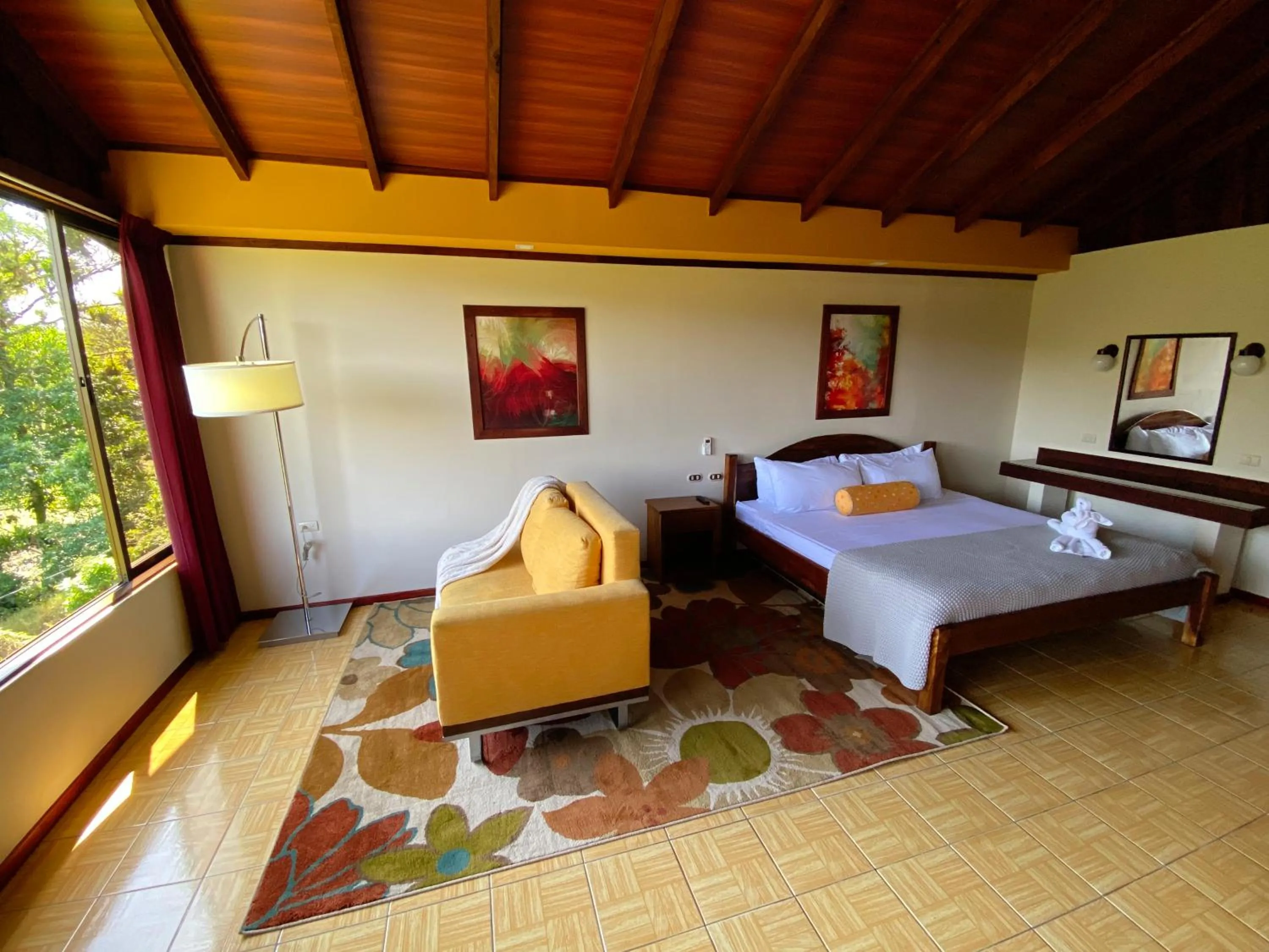 Photo of the whole room, Bed in Arenal Roca Lodge & Bungalows