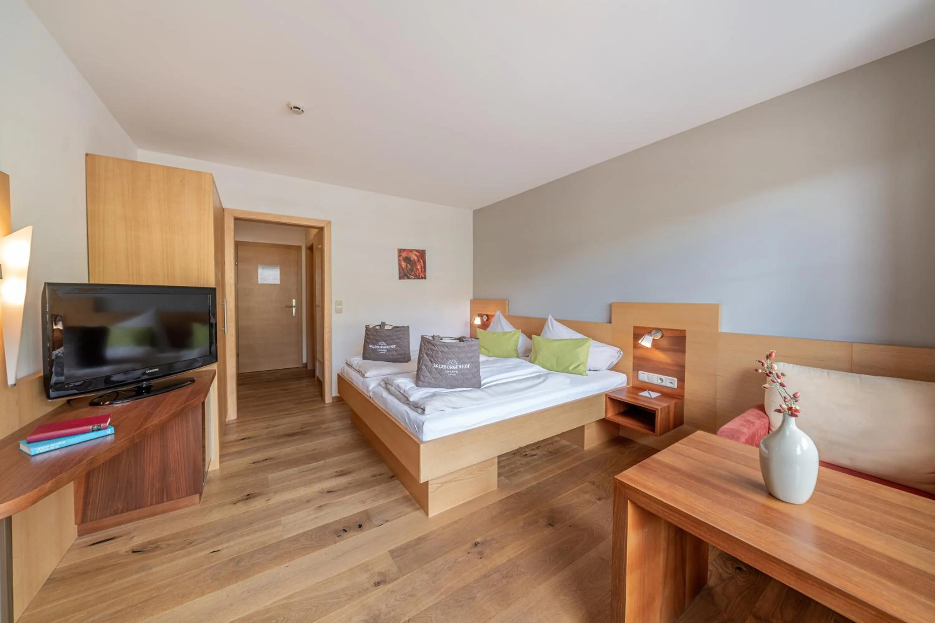 Photo of the whole room, Bed in Hotel Salzburger Hof Leogang