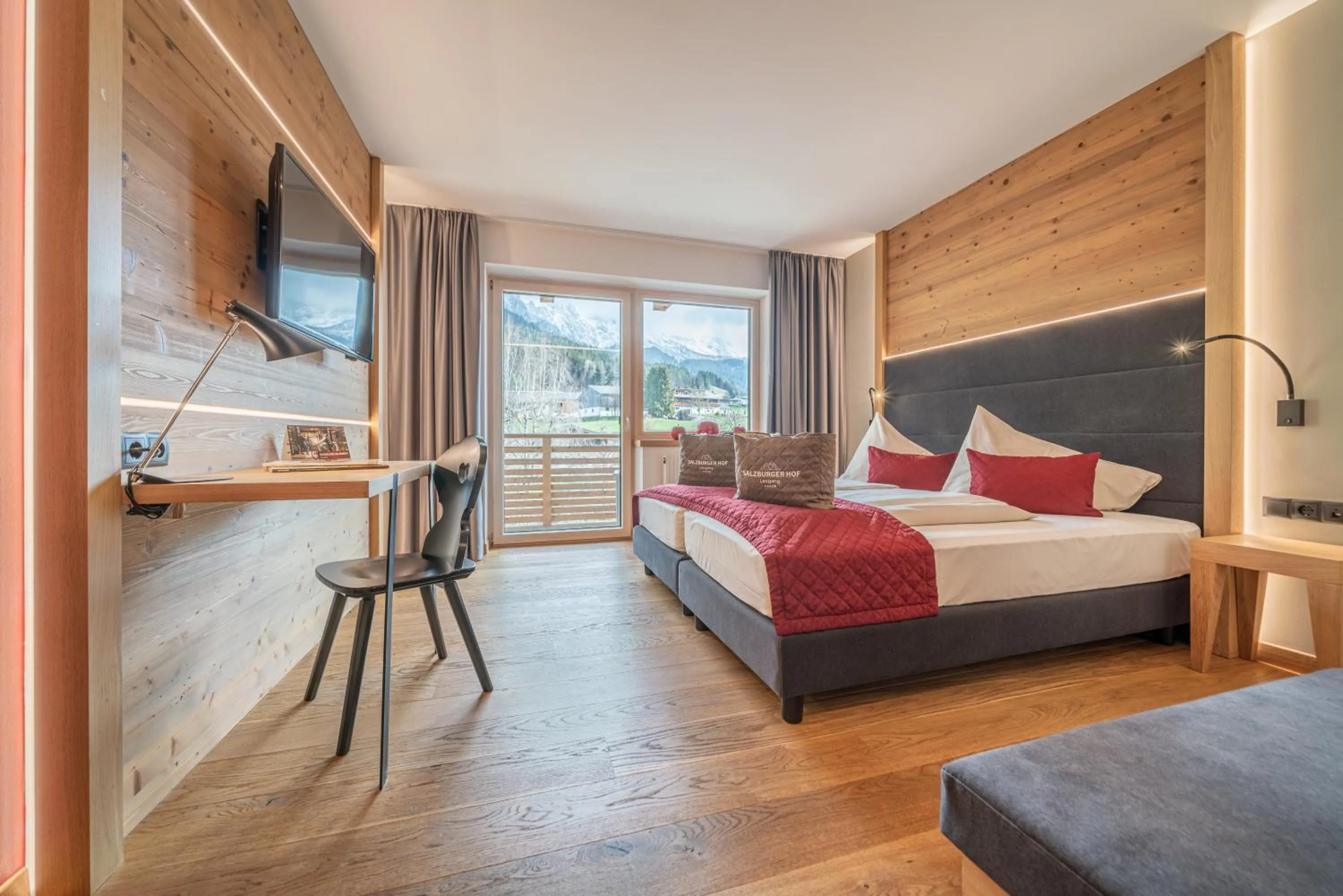 Photo of the whole room, Bed in Hotel Salzburger Hof Leogang