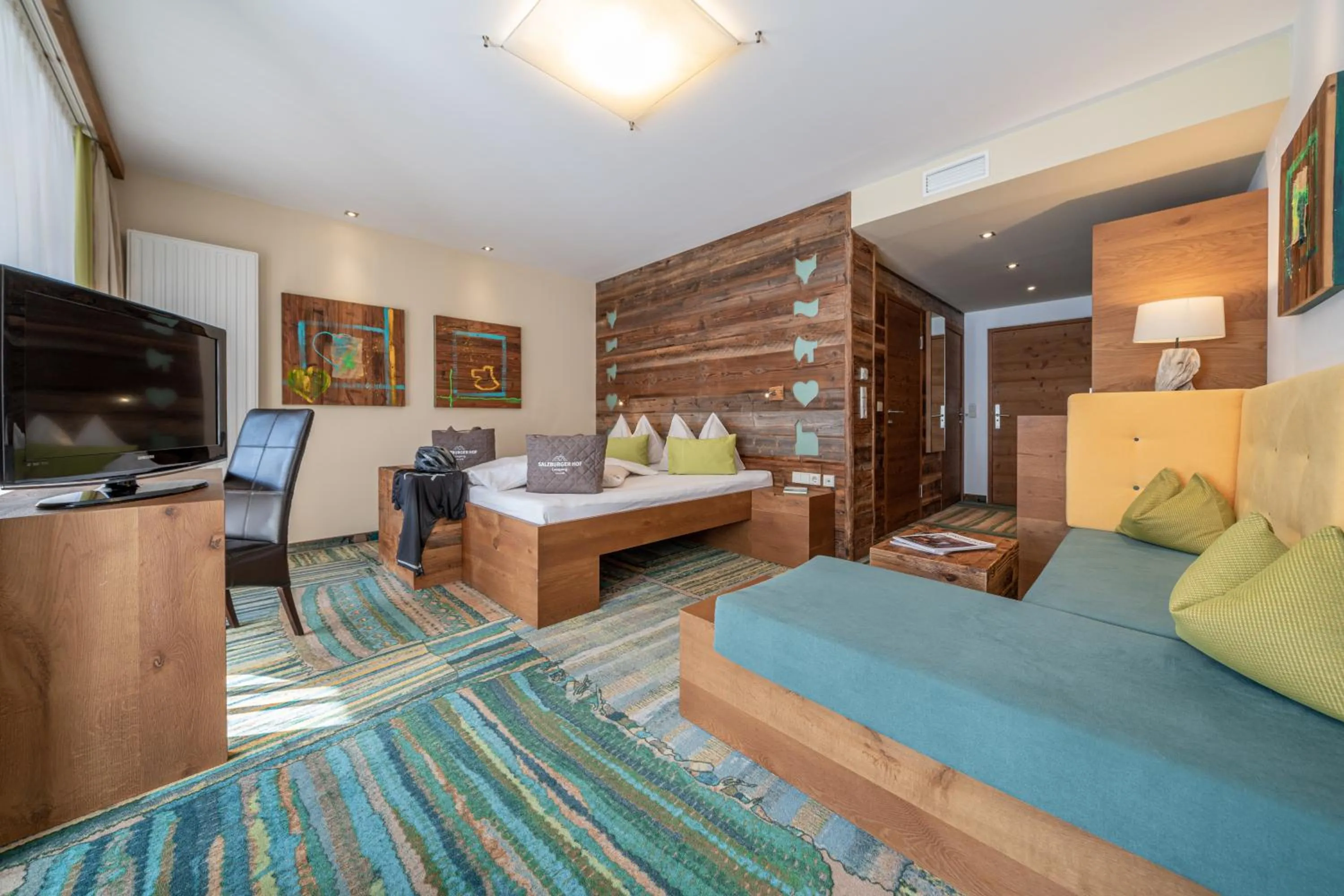 Photo of the whole room, Bed in Hotel Salzburger Hof Leogang