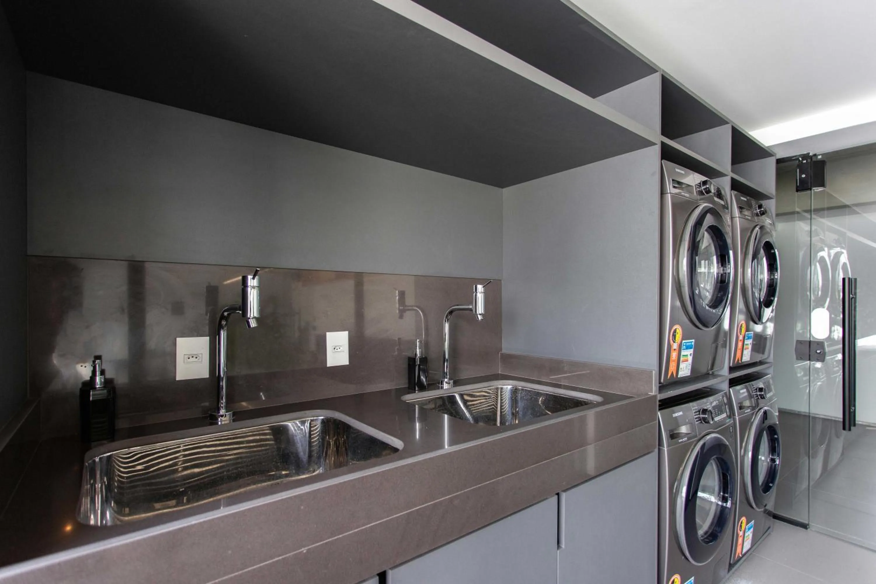 Area and facilities in Charlie Porto Alegre Praça 4