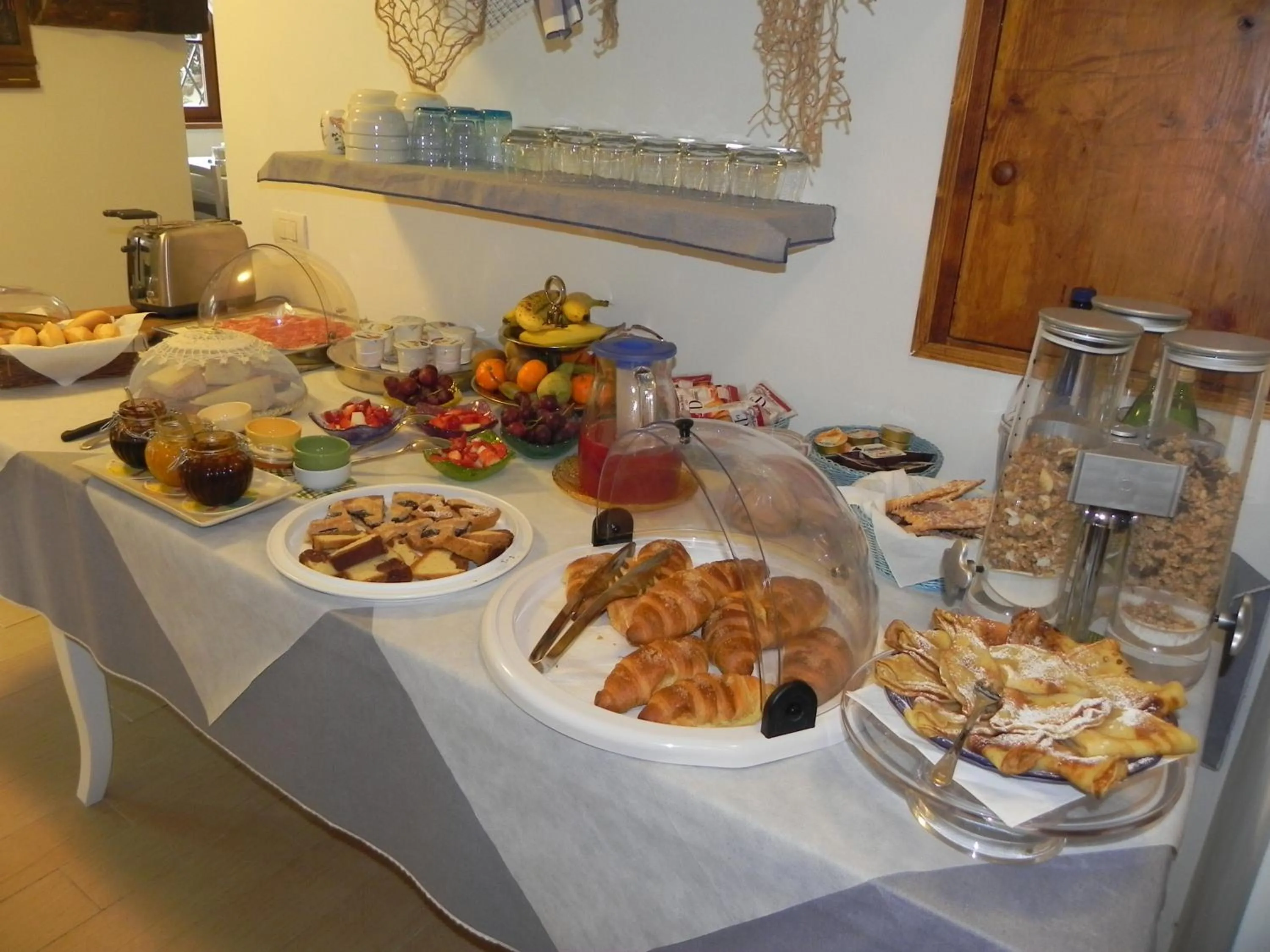 Buffet breakfast in Villa Il Fortino