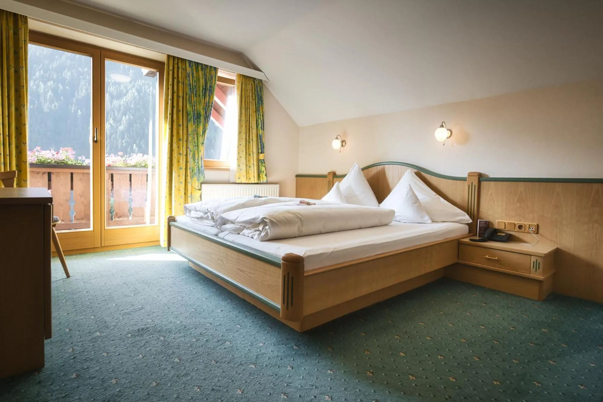 Bed in Hotel Die Arlbergerin - Design & Tiroler Gemütlichkeit