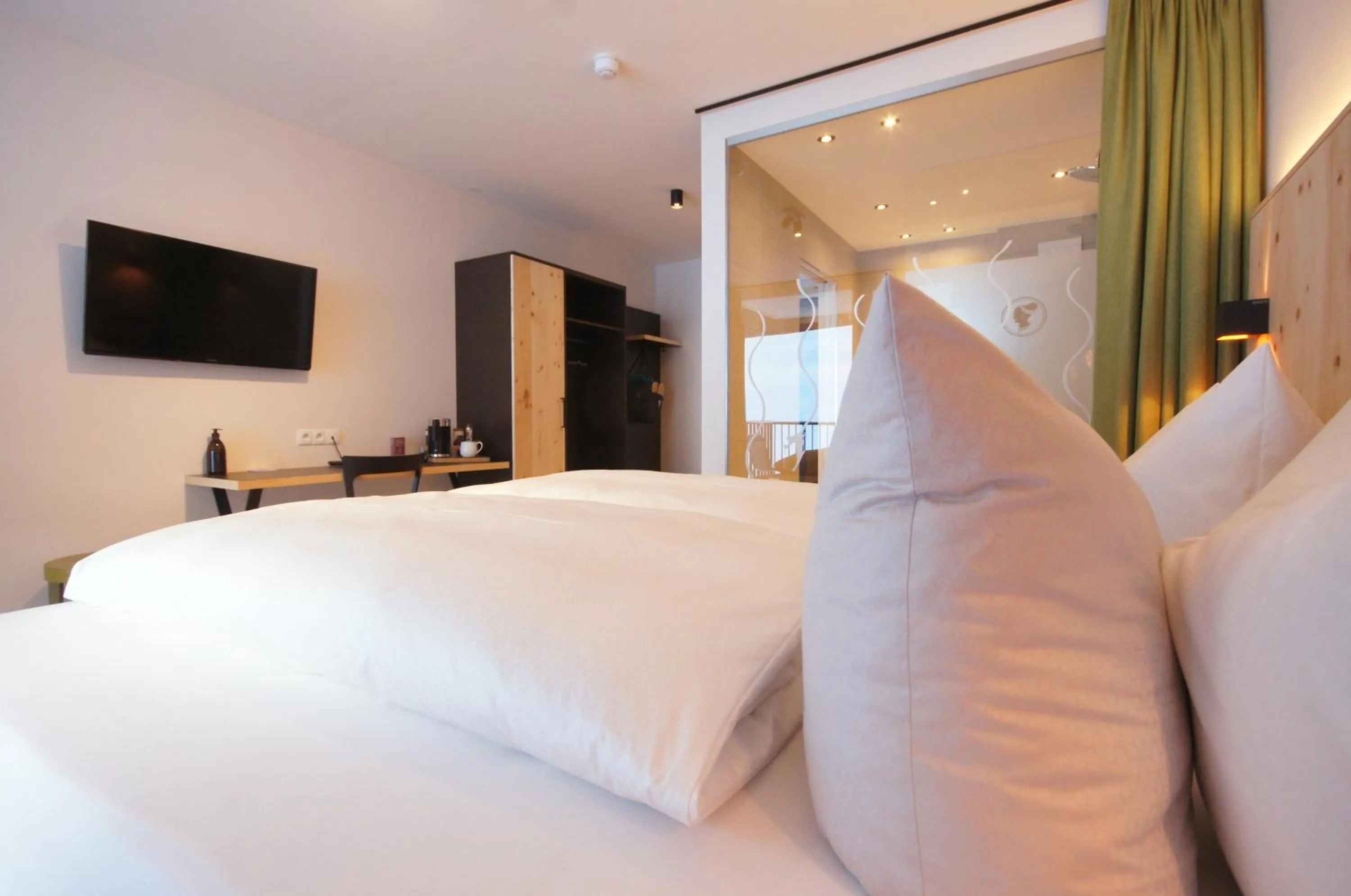 Photo of the whole room, Bed in Hotel Die Arlbergerin - Design & Tiroler Gemütlichkeit