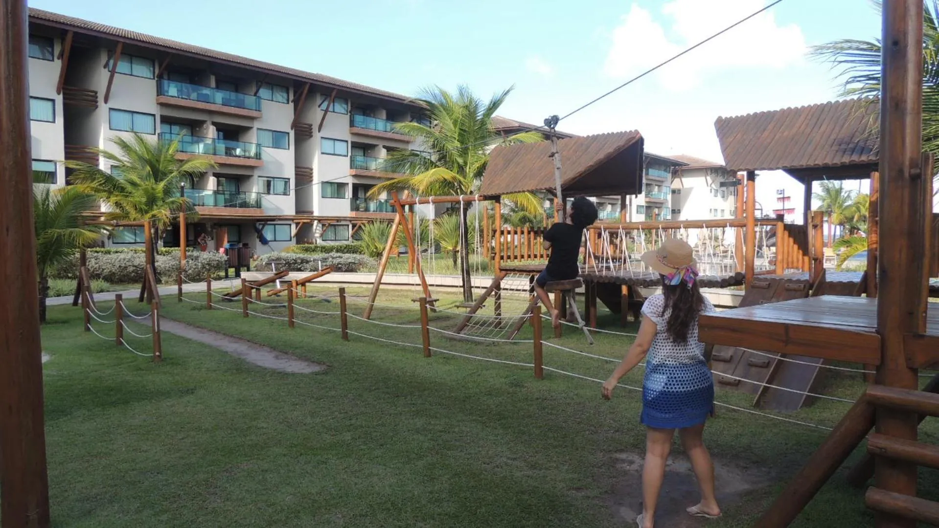 Children play ground in La Fleur Polinésia Muro Alto