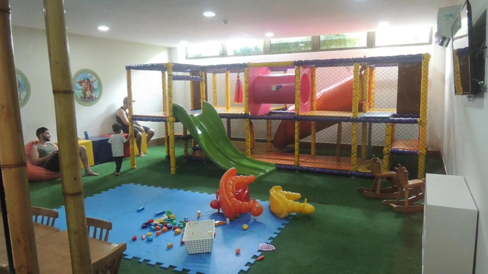 Children play ground in La Fleur Polinésia Muro Alto