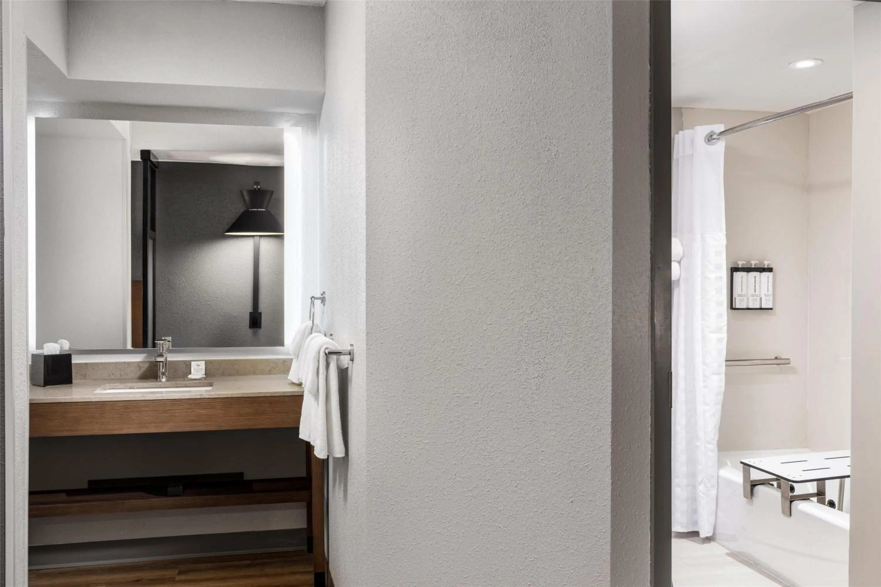 Bathroom in Hyatt Place Orlando Airport