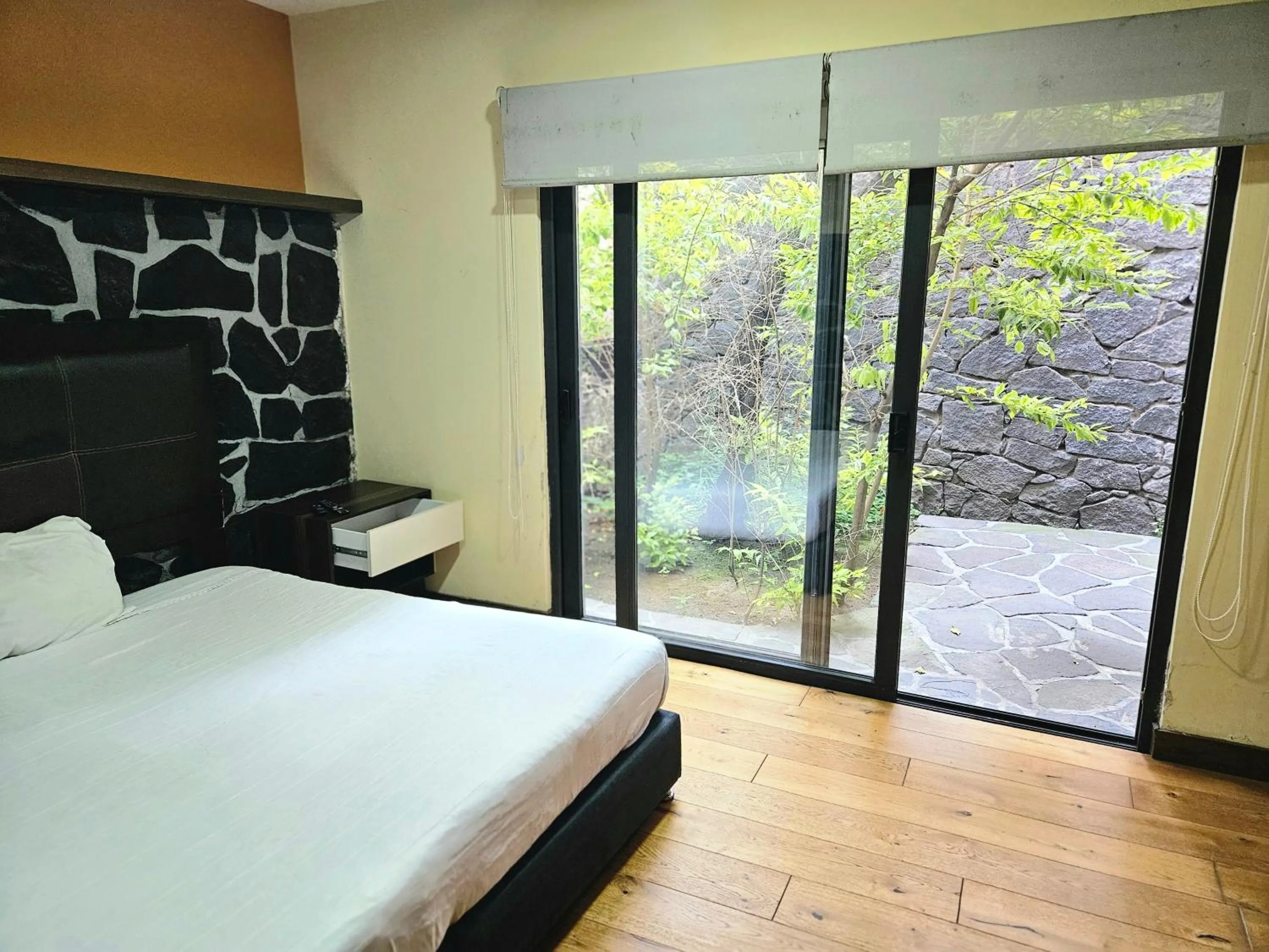 Photo of the whole room, Bed in Singular Sócrates