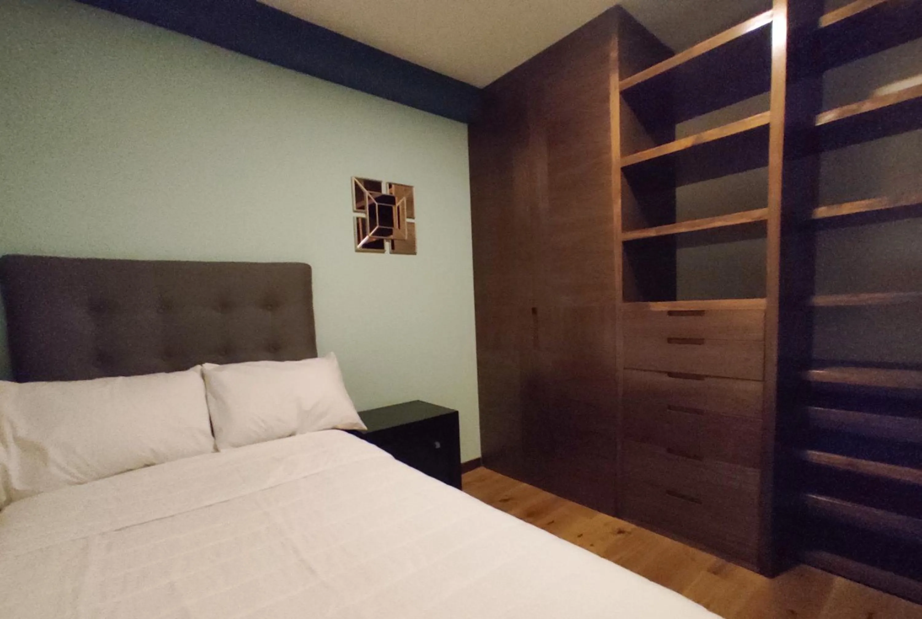 Bedroom, Bed in Singular Sócrates