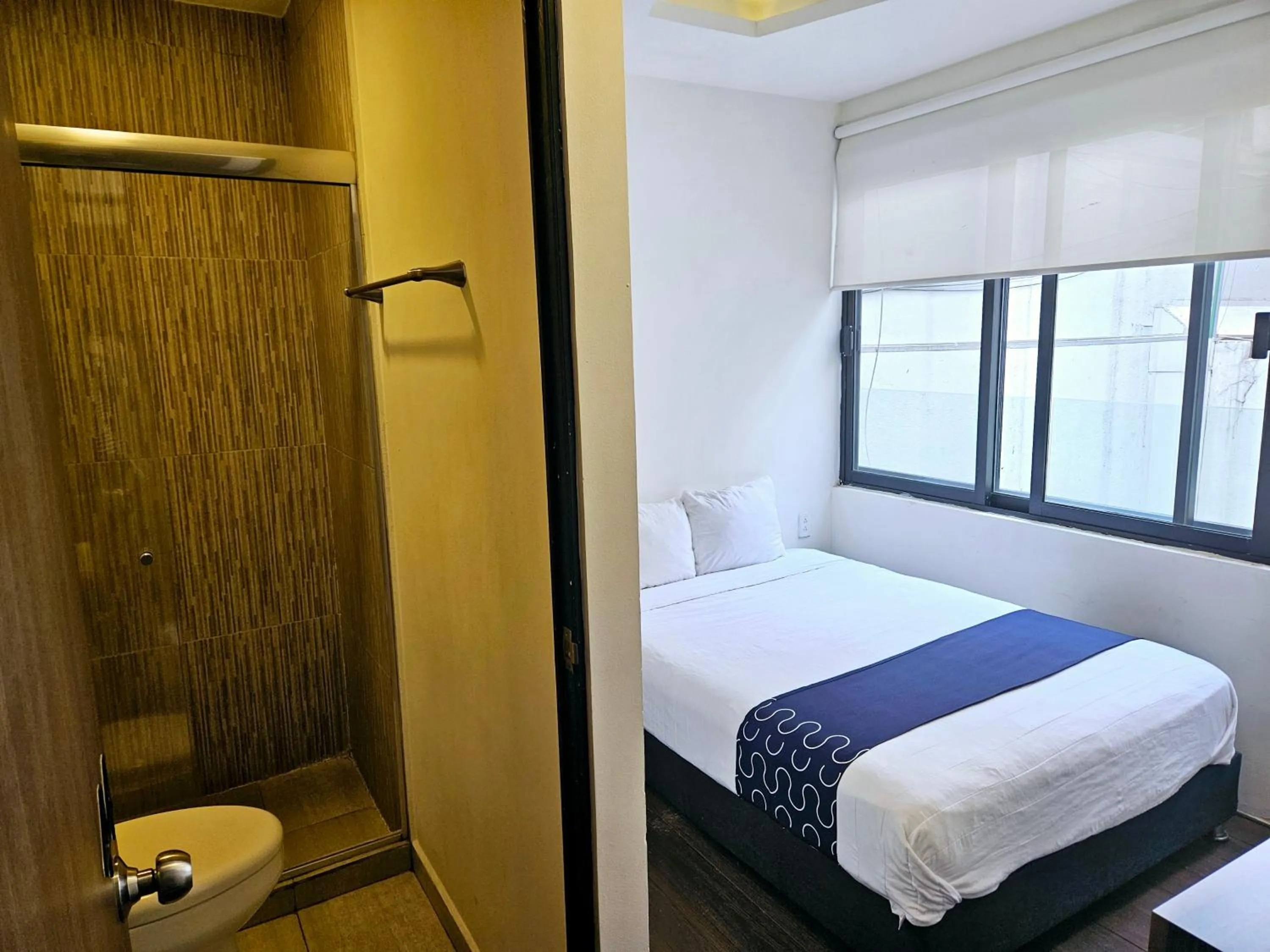 Photo of the whole room, Bed in Singular Sócrates