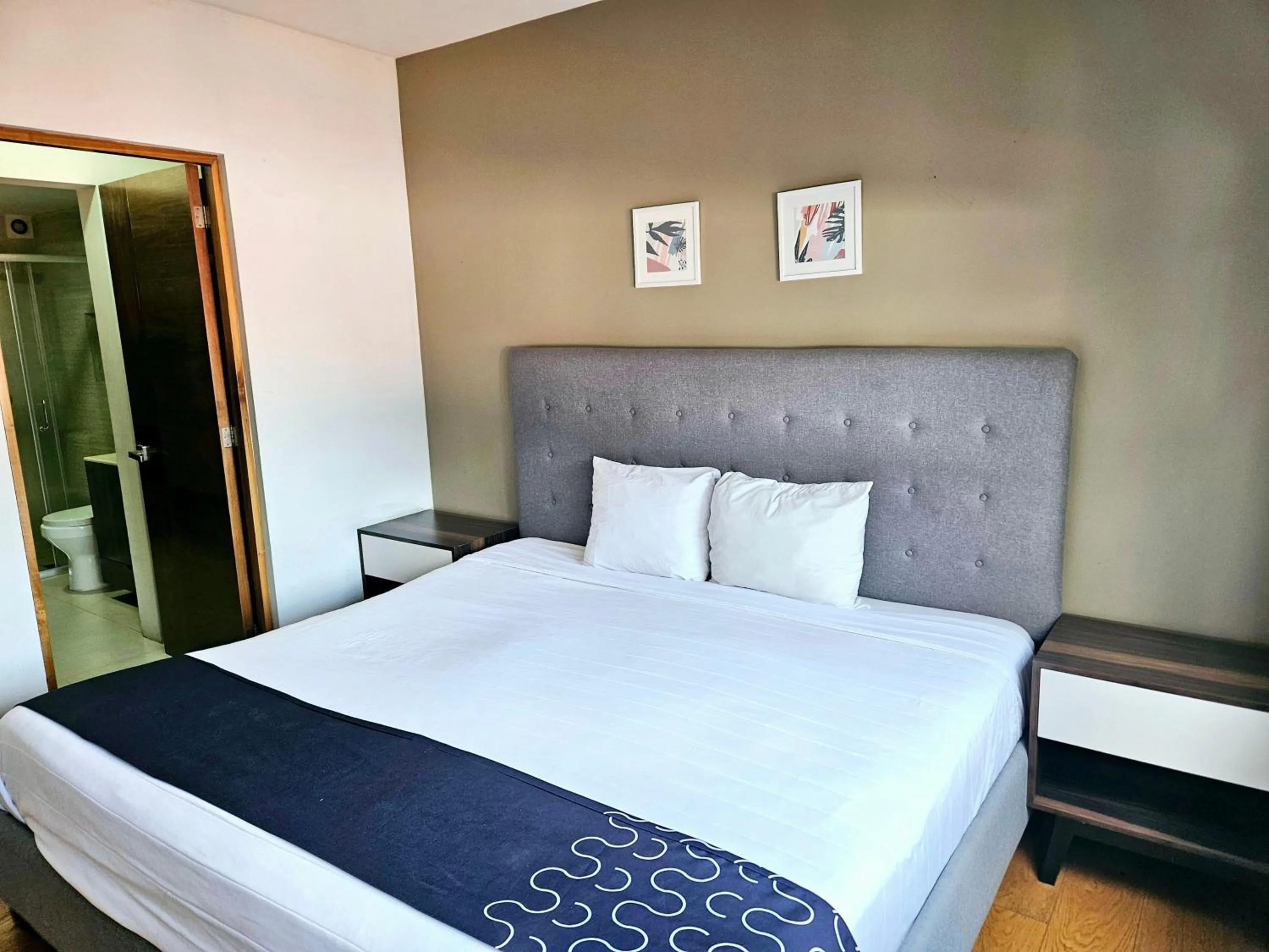 Photo of the whole room, Bed in Singular Sócrates