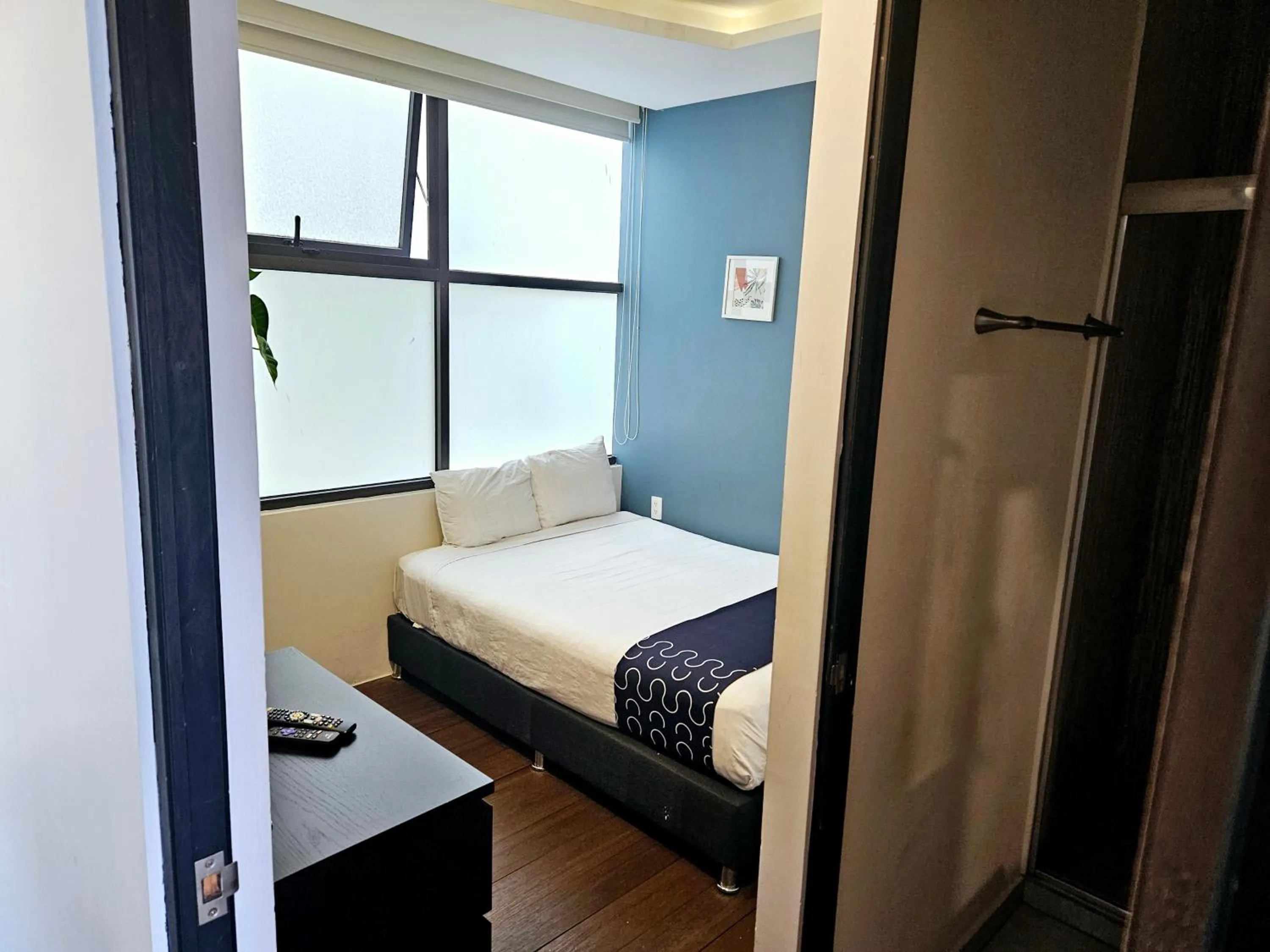 Photo of the whole room, Bed in Singular Sócrates