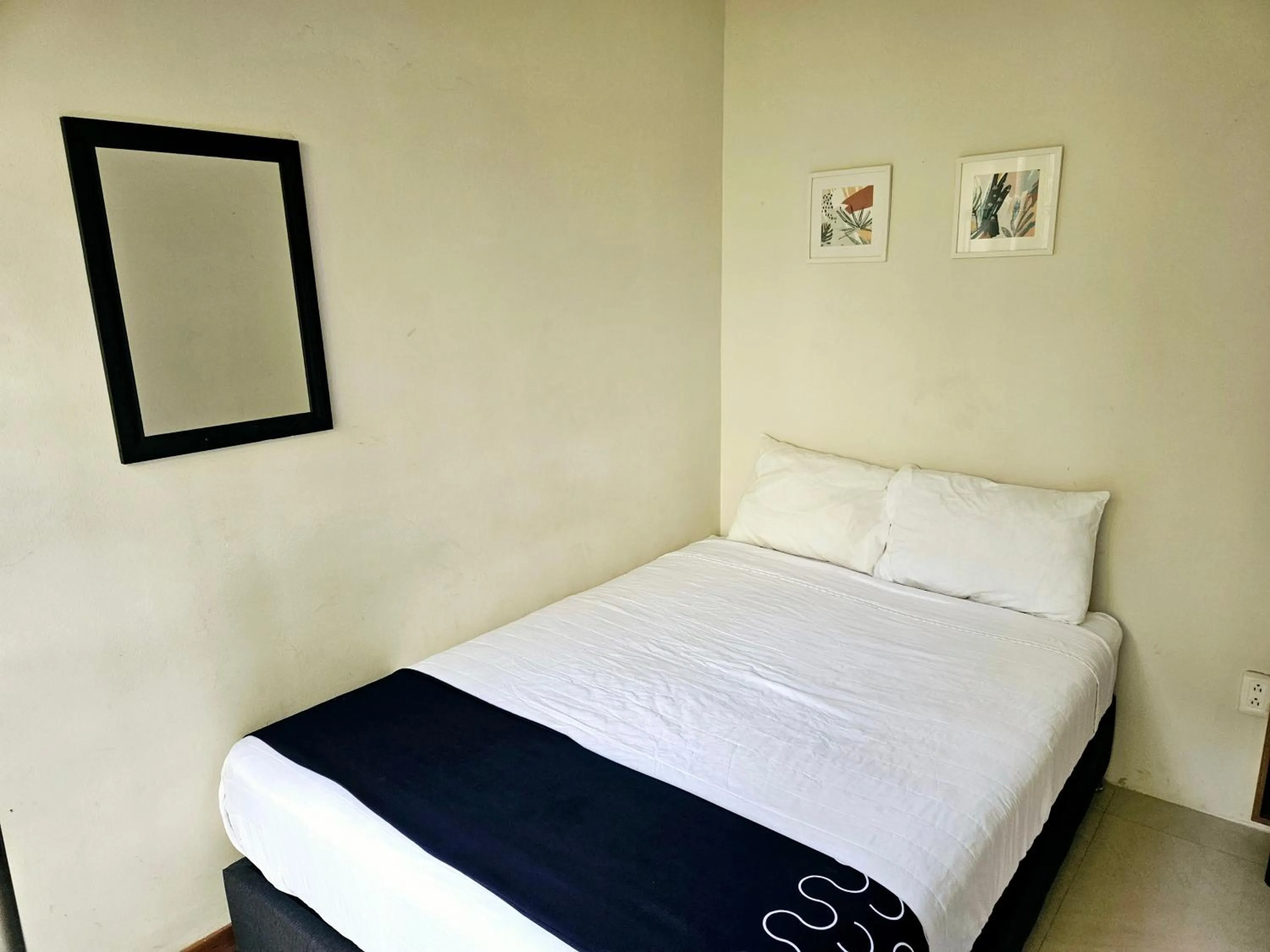 Photo of the whole room, Bed in Singular Sócrates