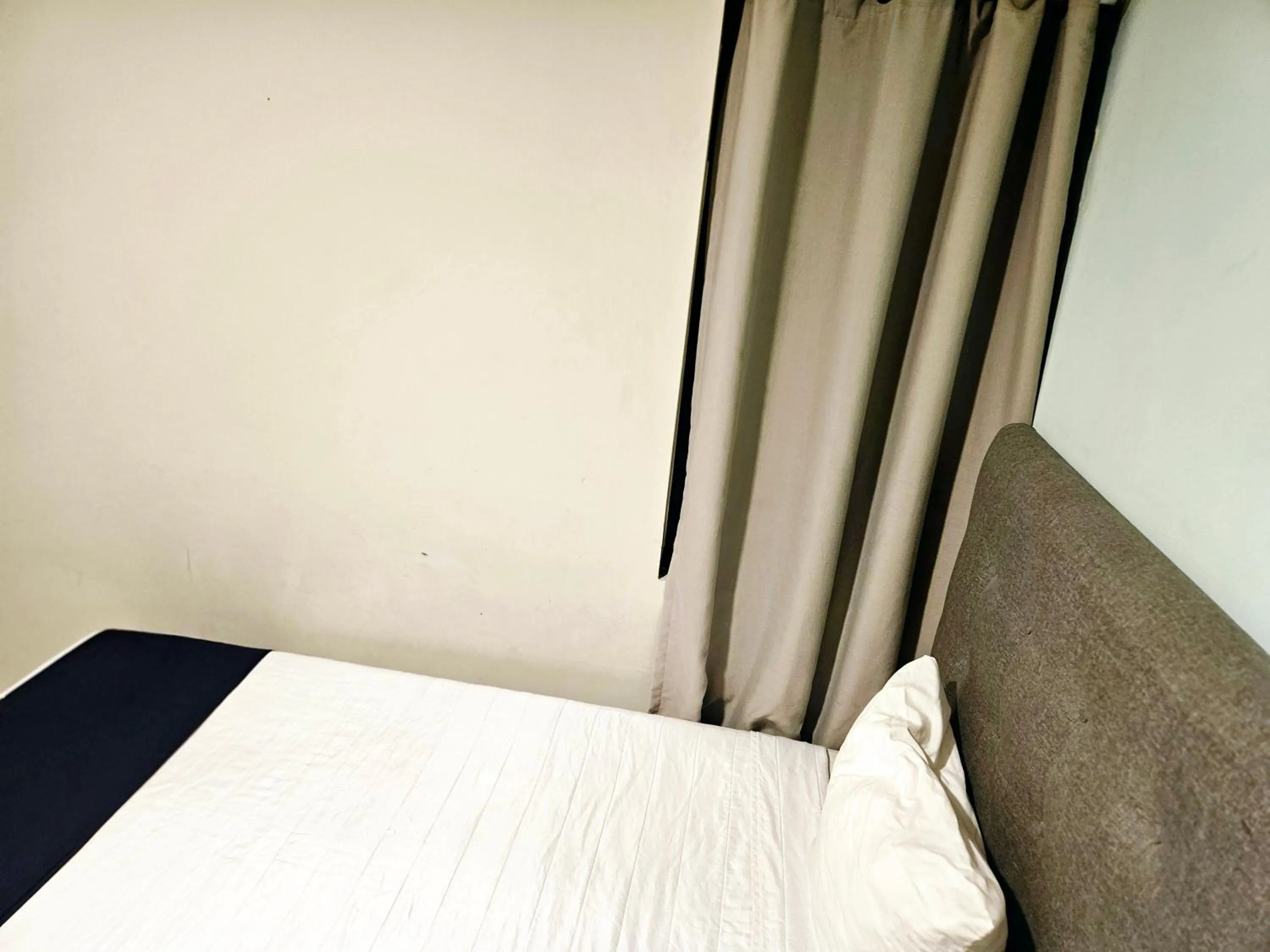 Photo of the whole room, Bed in Singular Sócrates