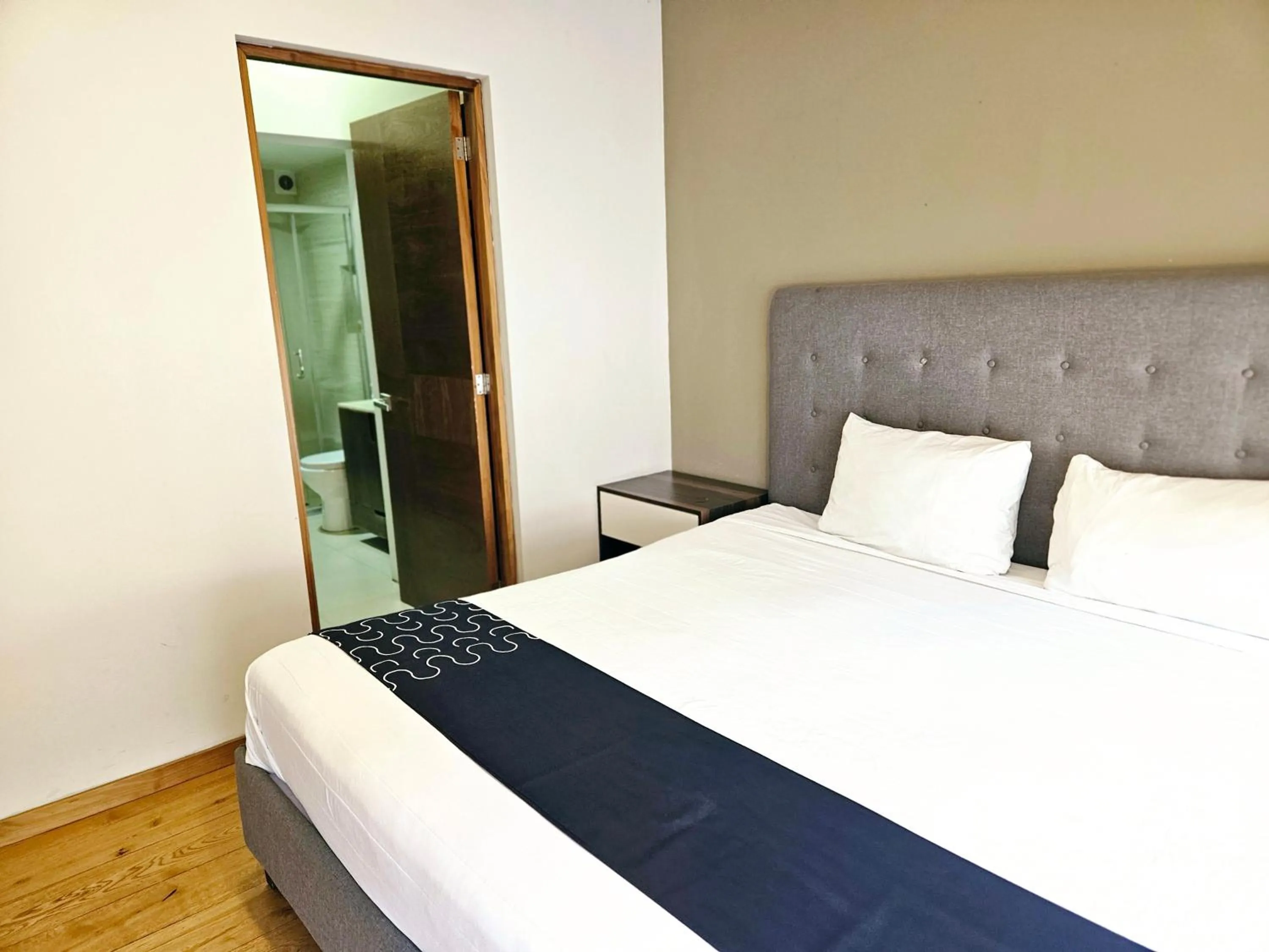 Photo of the whole room, Bed in Singular Sócrates