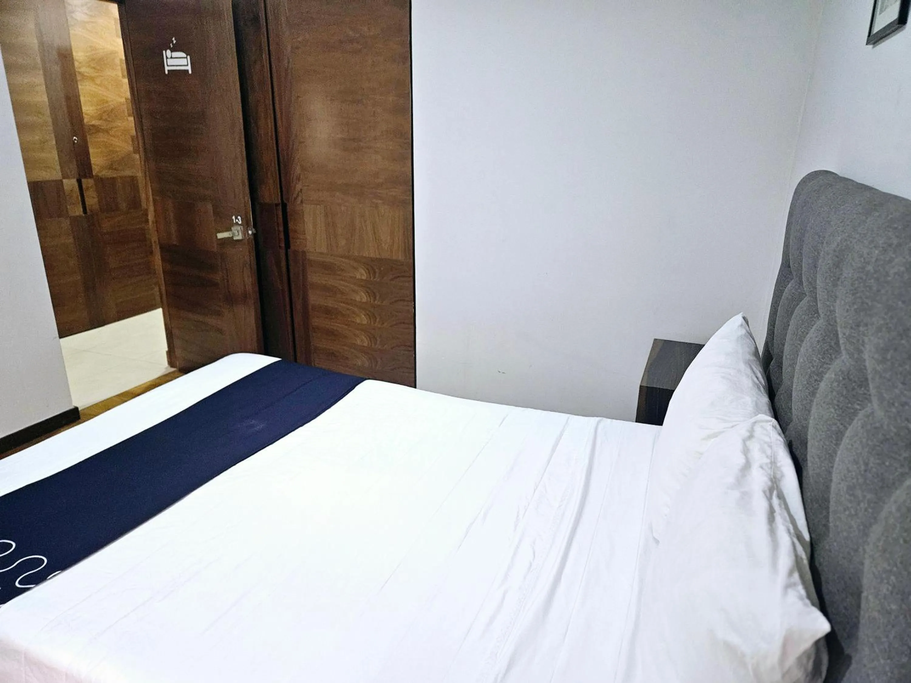 Photo of the whole room, Bed in Singular Sócrates