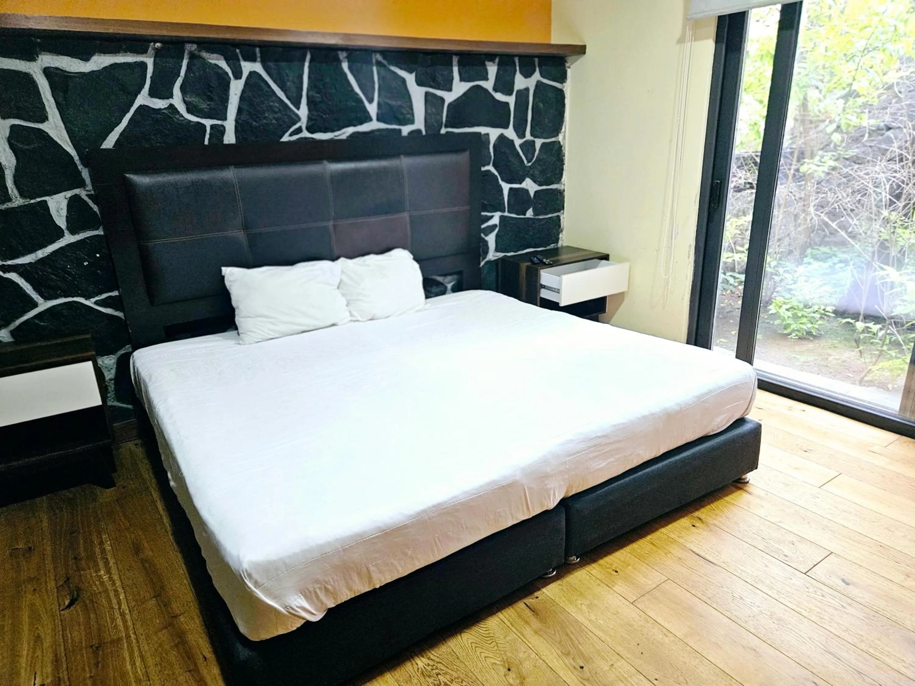 Photo of the whole room, Bed in Singular Sócrates