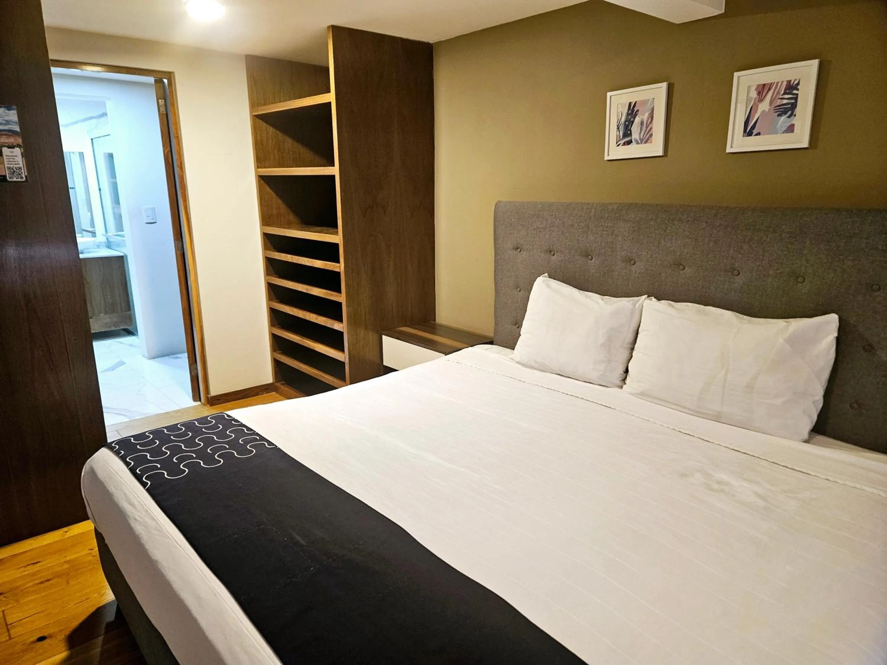 Photo of the whole room, Bed in Singular Sócrates