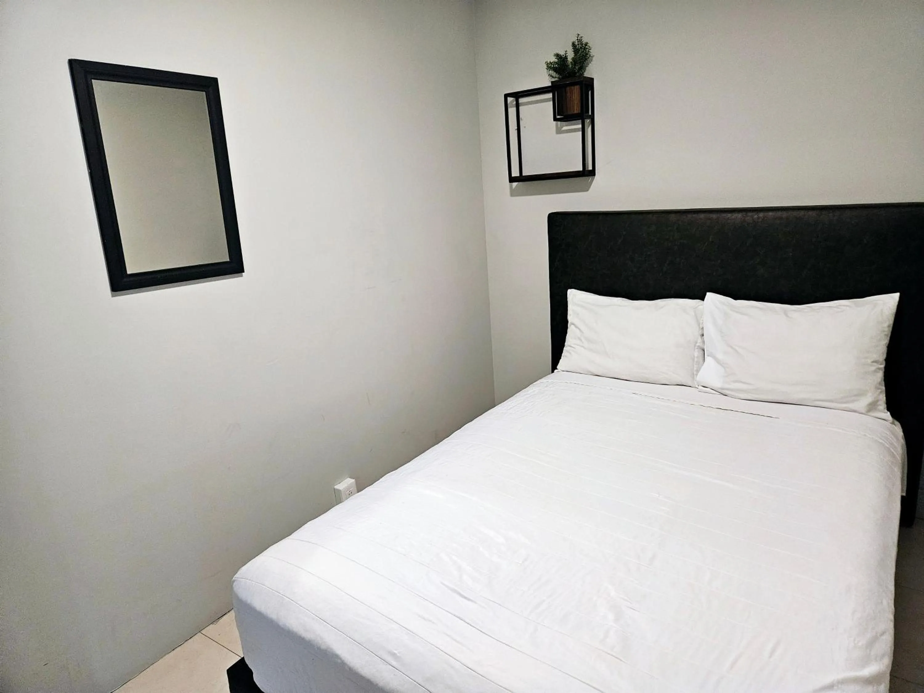 Bedroom, Bed in Singular Sócrates