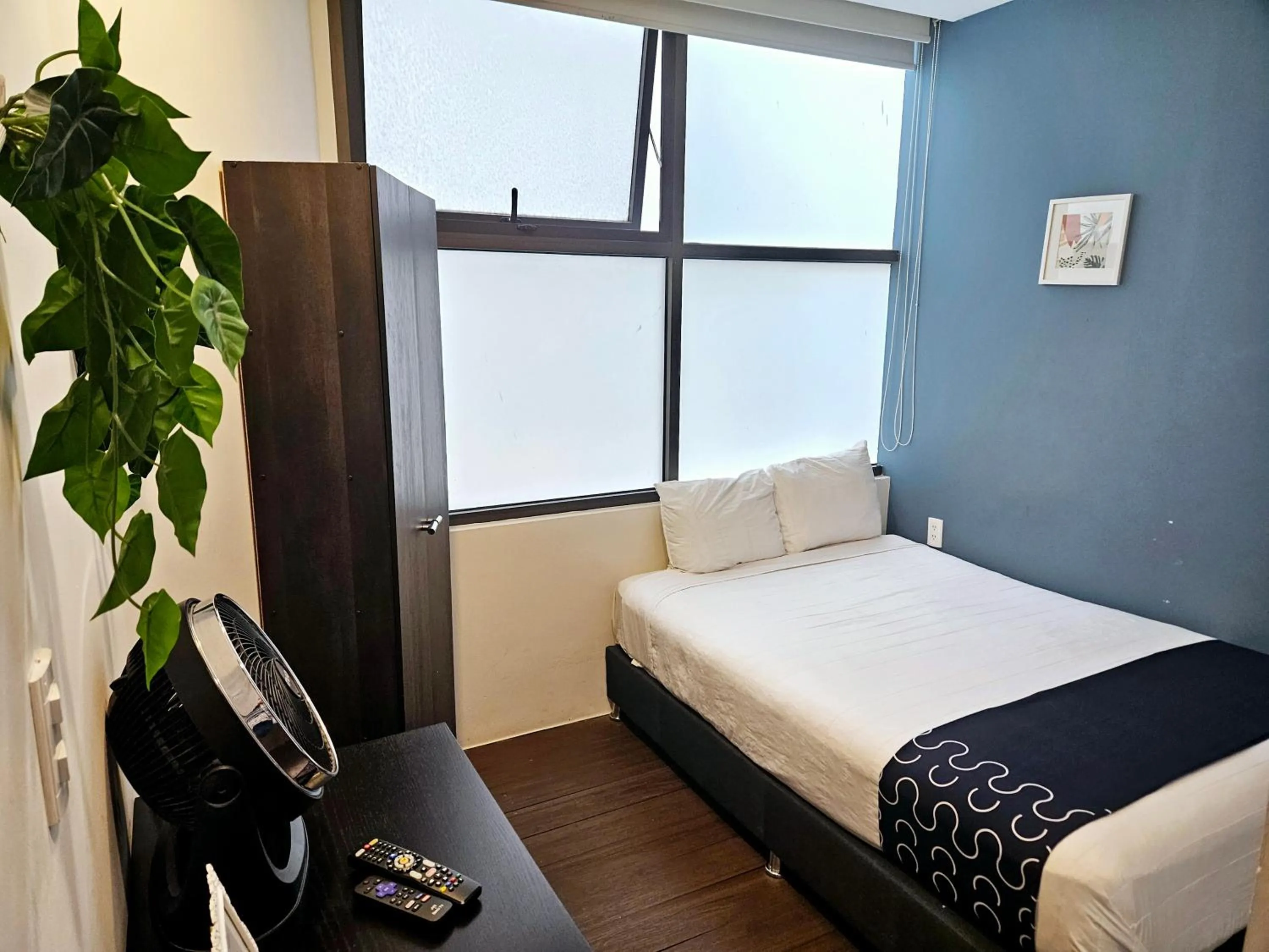 Photo of the whole room, Bed in Singular Sócrates