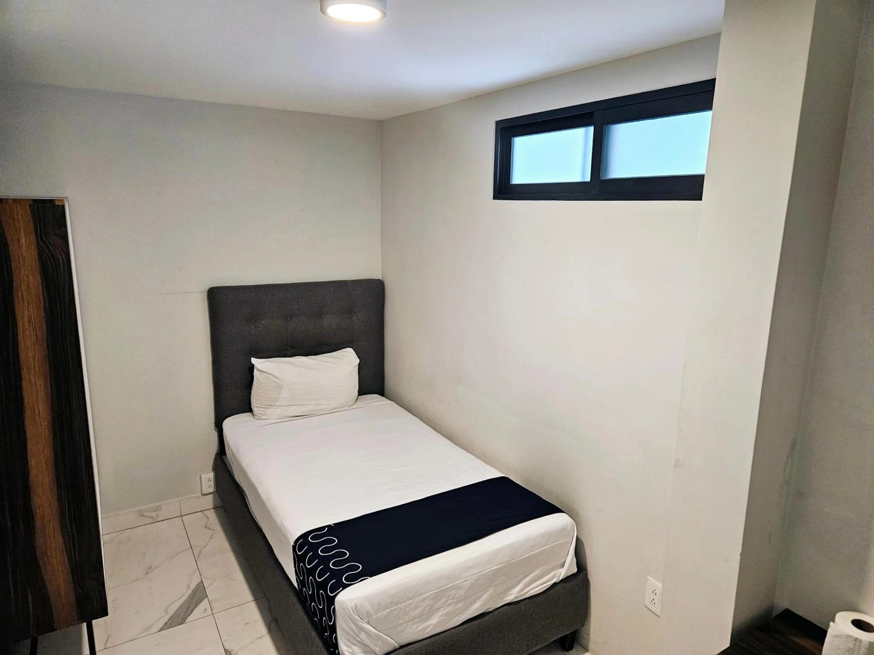 Photo of the whole room, Bed in Singular Sócrates