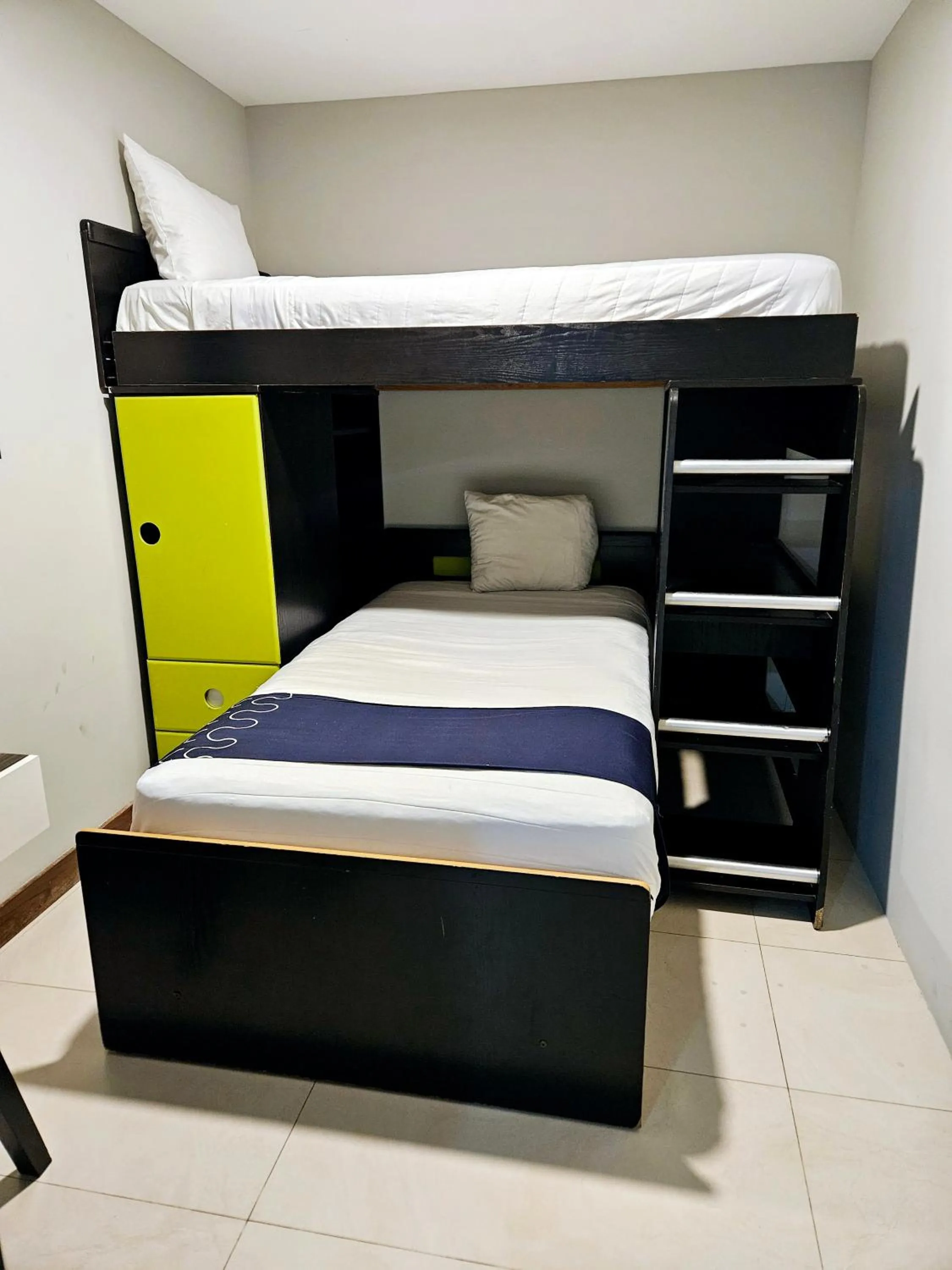 Bedroom, Bed in Singular Sócrates