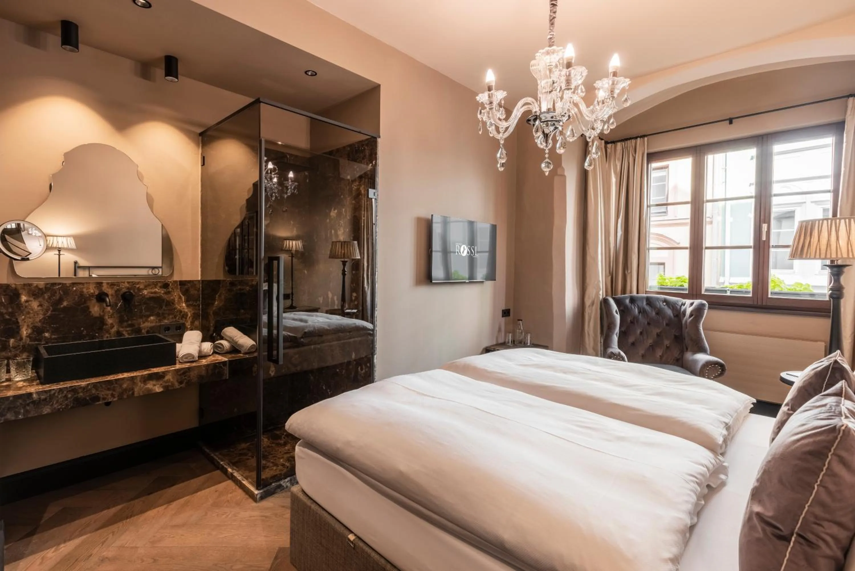 Photo of the whole room, Bed in Boutiquehotel Weisses Rössl