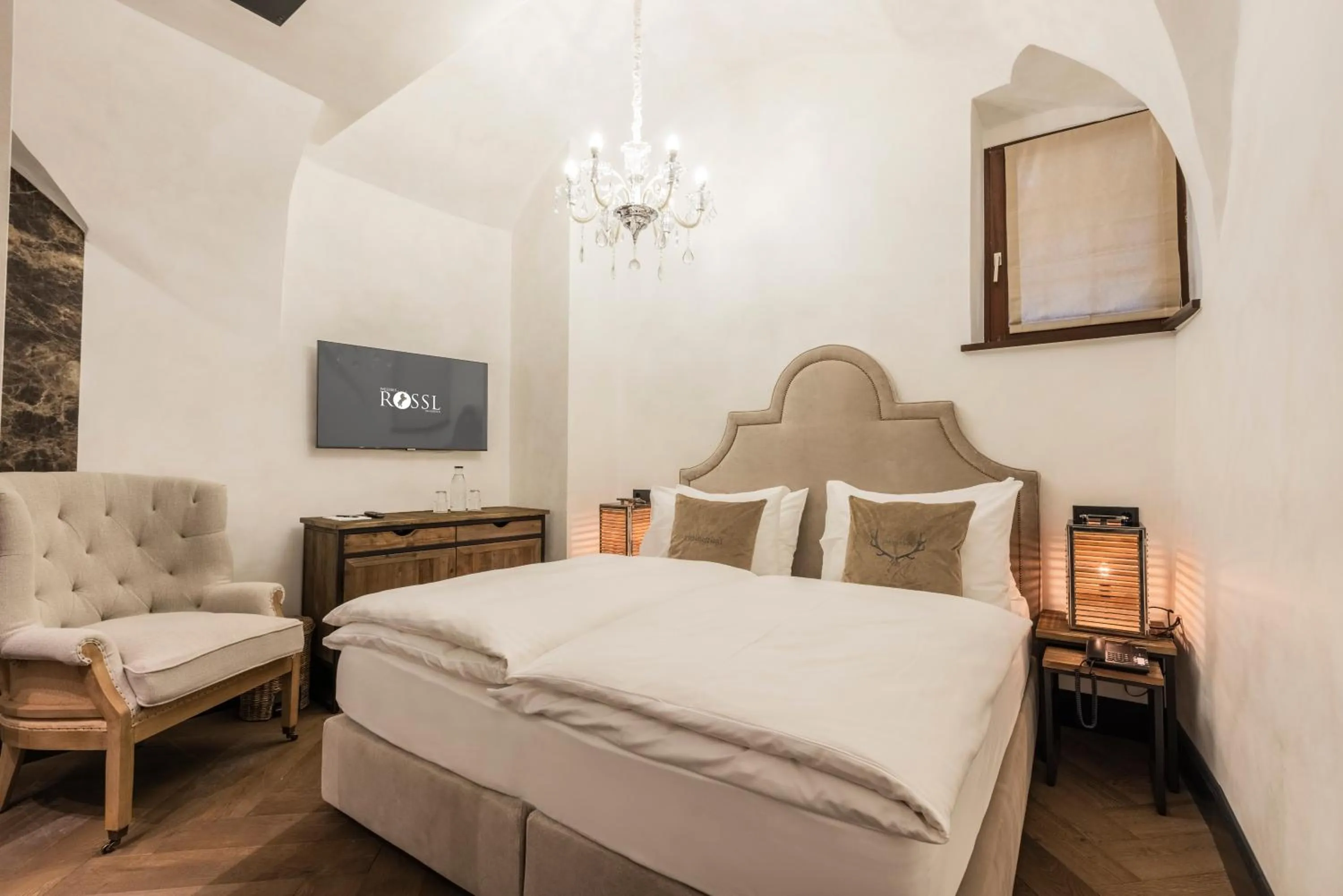 Photo of the whole room, Bed in Boutiquehotel Weisses Rössl