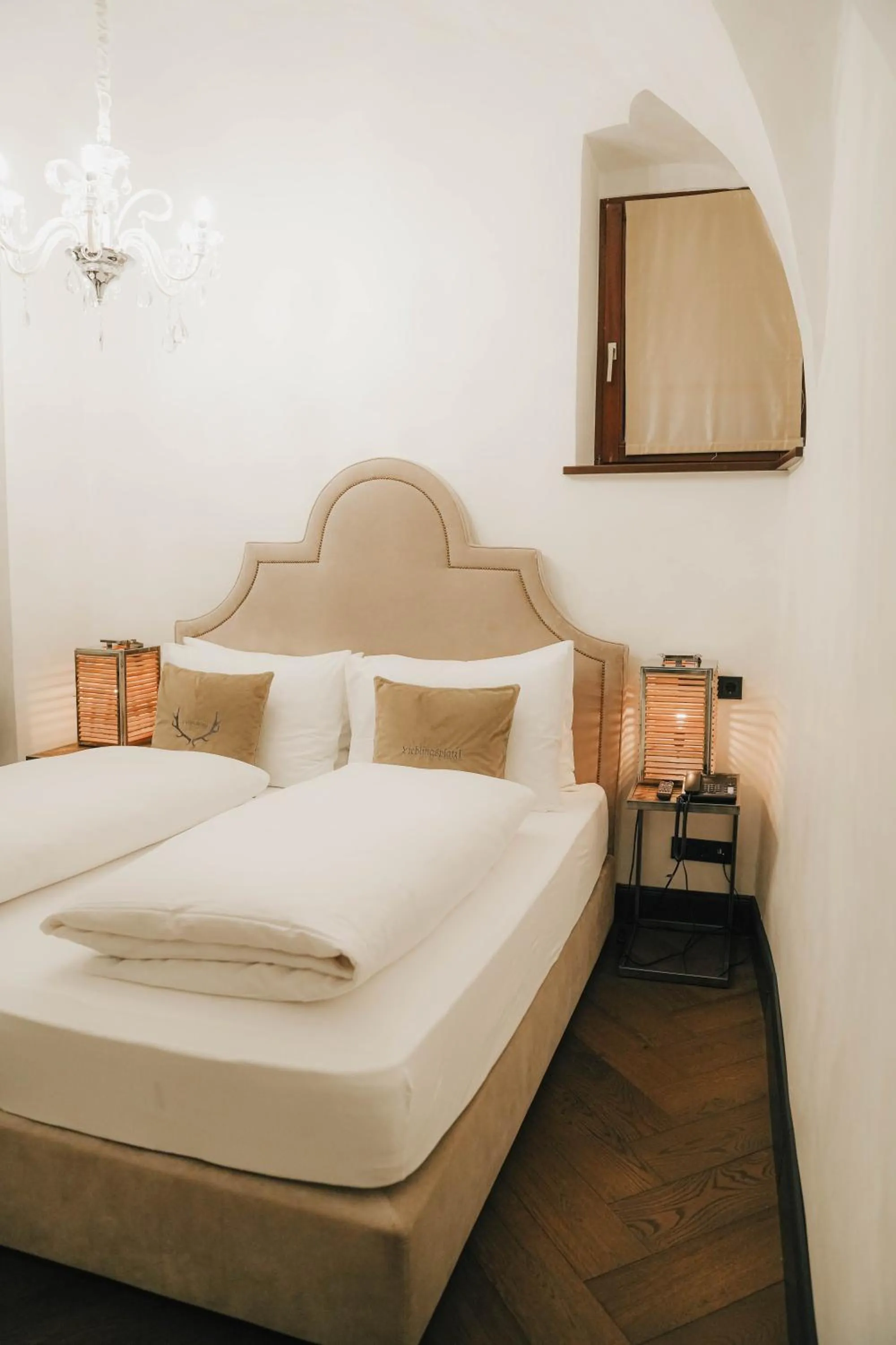 Bedroom, Bed in Boutiquehotel Weisses Rössl