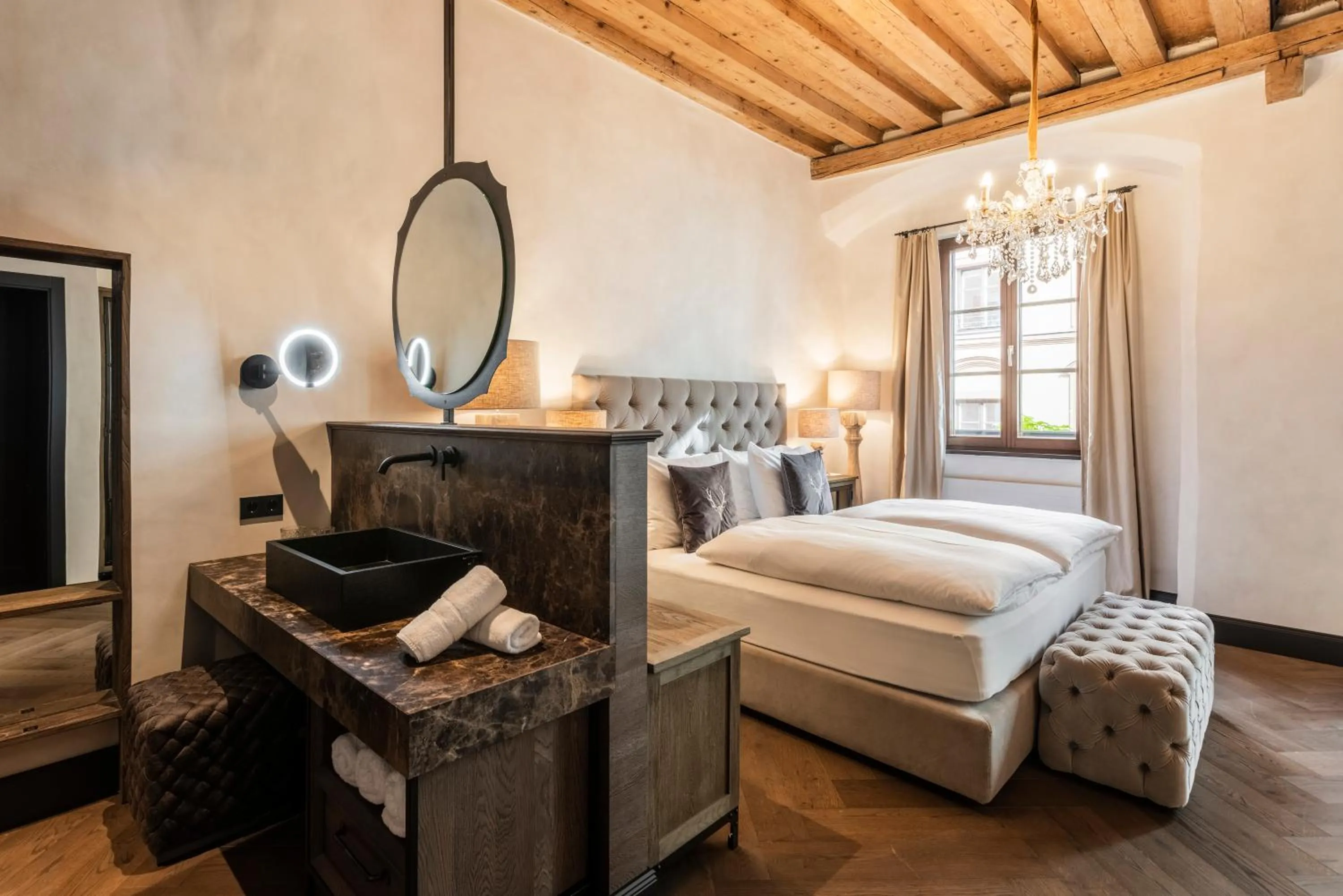 Photo of the whole room, Bed in Boutiquehotel Weisses Rössl