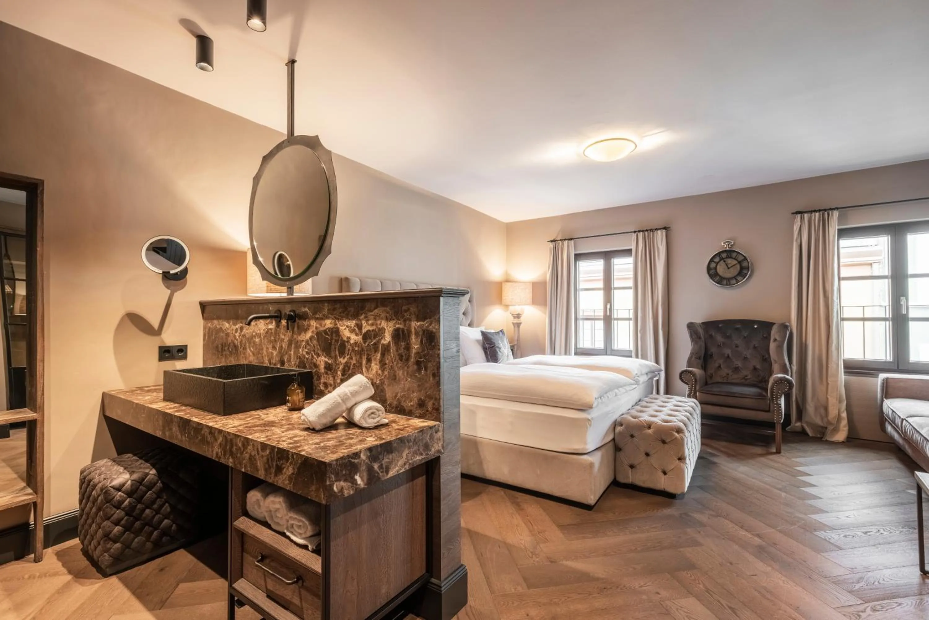 Photo of the whole room, Bed in Boutiquehotel Weisses Rössl