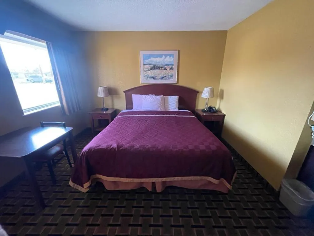 Photo of the whole room, Bed in Budget Inn