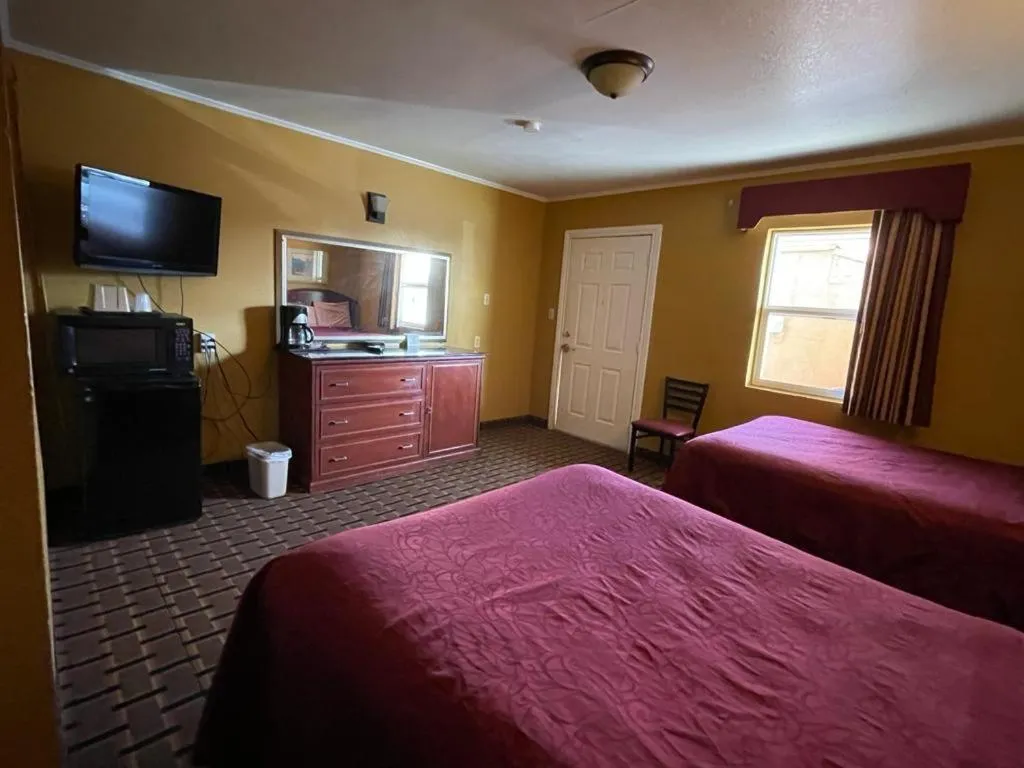 Photo of the whole room, Bed in Budget Inn