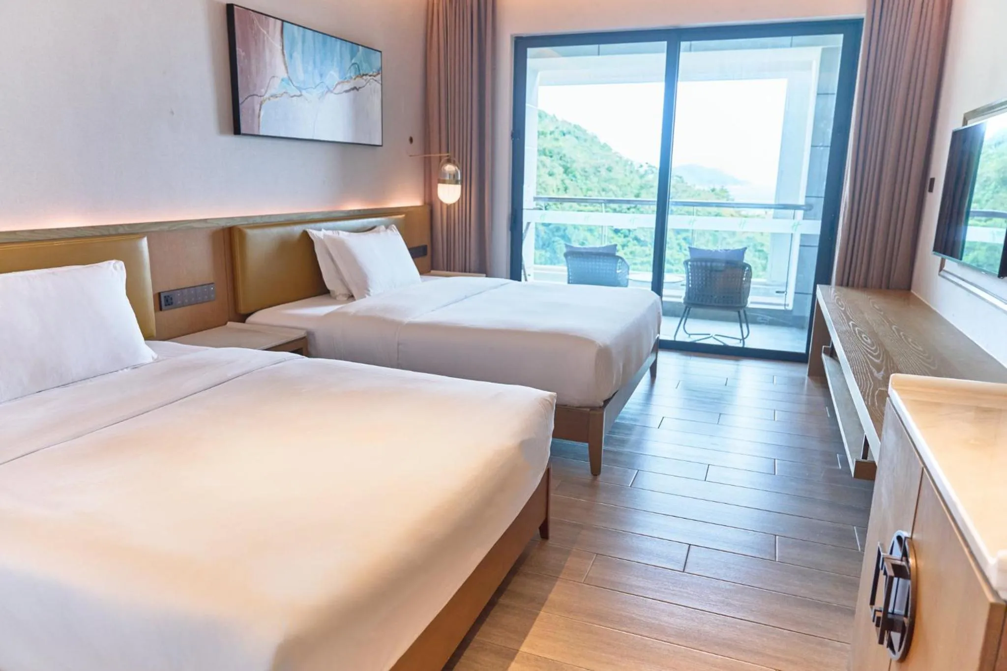 Photo of the whole room, Bed in Holiday Inn & Suites Sanya Yalong Bay