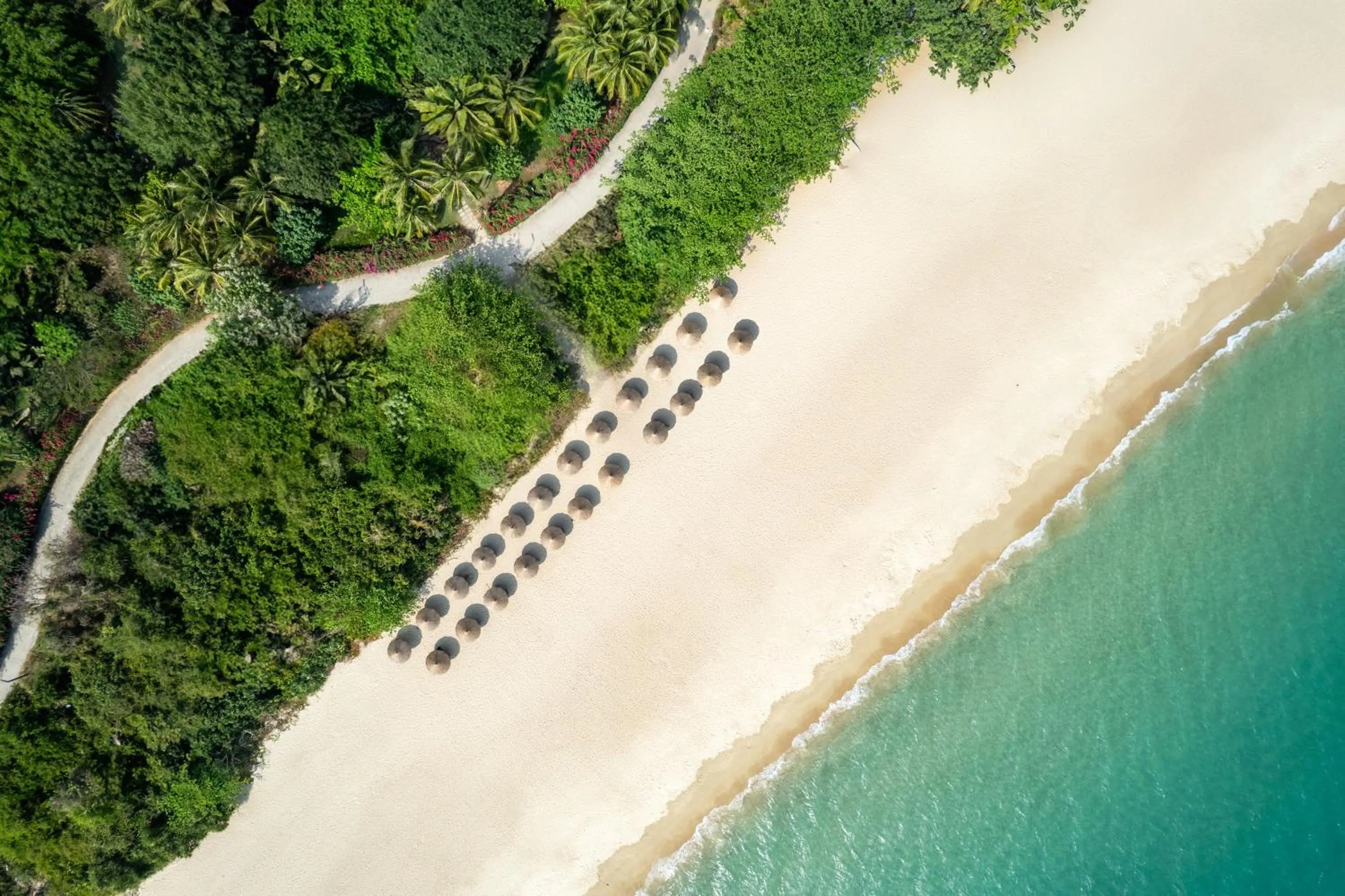 Beach in Holiday Inn & Suites Sanya Yalong Bay