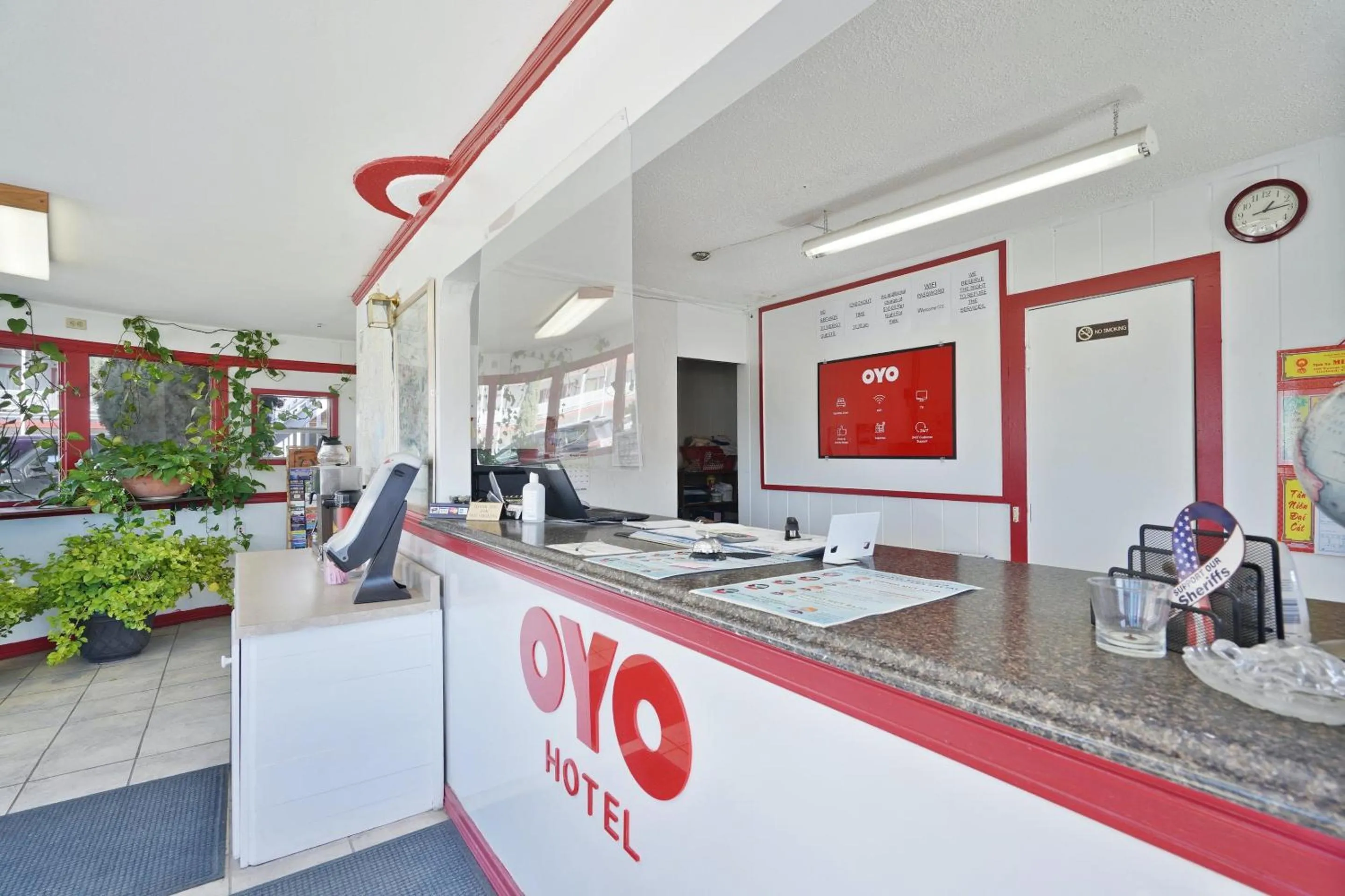 Lobby or reception in OYO Alpine TX near Big Bend National Park